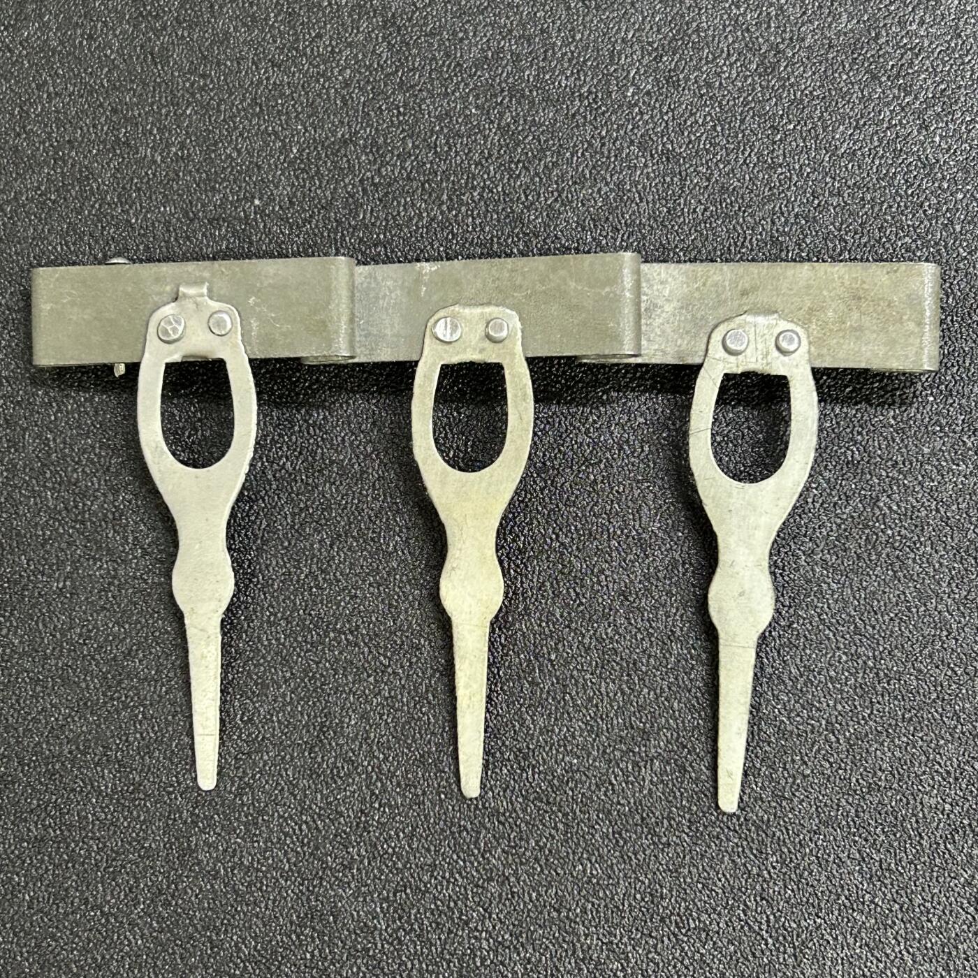 西秦中古拍卖第八十一期  不忘历史·抗战收藏 抗战时期日本三联勋章架 勋章挂板