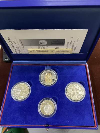 日日生财—方圆世界（全场包邮） - 2002年法国巴黎造币厂纪念币套装，含4枚精制银币，其中含2.7克黄金（750%）+总银量79.6克银（900%），带原装蓝色礼盒和证书，背面有Victor Hugo、Les Misérables等主题