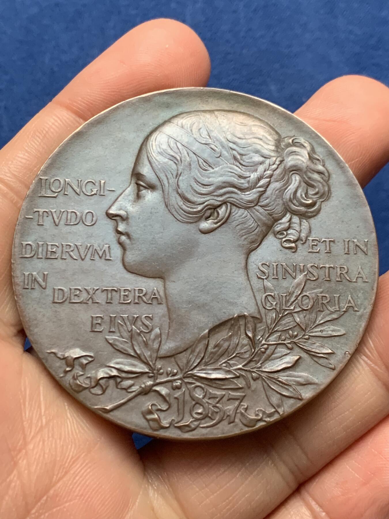 《竞宝斋》第473场 周日，周一 2场连拍 （全场包邮）欢迎送拍 英国1897年维多利亚女王登基60周年纪念大铜章，71.9克，55.2mm，原盒品相不错