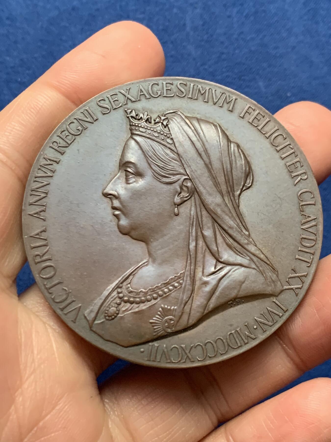 《竞宝斋》第473场 周日，周一 2场连拍 （全场包邮）欢迎送拍 英国1897年维多利亚女王登基60周年纪念大铜章，71.9克，55.2mm，原盒品相不错