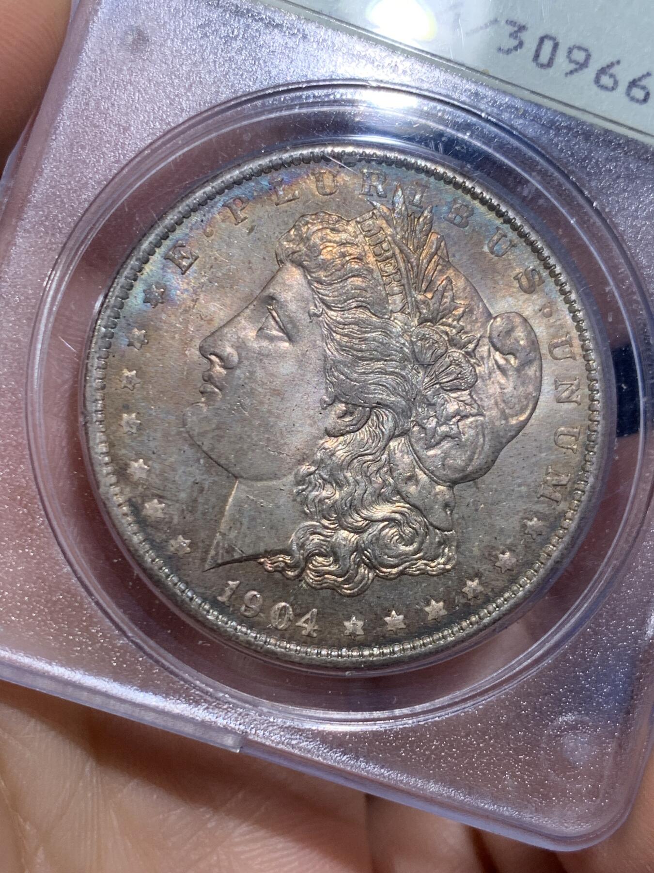 《竞宝斋》第473场 周日，周一 2场连拍 （全场包邮）欢迎送拍 PCGS MS64PL 美国1904-O 摩根1美元大银币，绝版初代P盒，盒子历史就已近40年。 PL大多是白币，彩币出PL极难，此枚绚丽五彩+PL镜面+绝版盒，真正藏家品质，摇摇乐不可多得的品种
