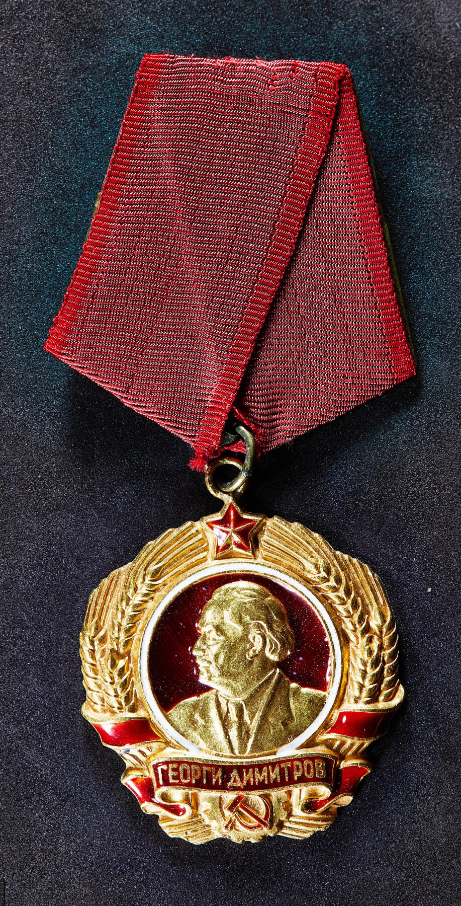 【俄甄集藏】2026年(050)04-01星期三 晚 19:30 全场包邮 保加利亚季米特洛夫金质勋章，通体14K金，局部珐琅，原盒带略，早期编号版，直径约：40mm，高：45mm，含绶带重量：78.2克，保加利亚人民共和国最高等级勋章，对标苏联列宁勋章，盒体有老化
