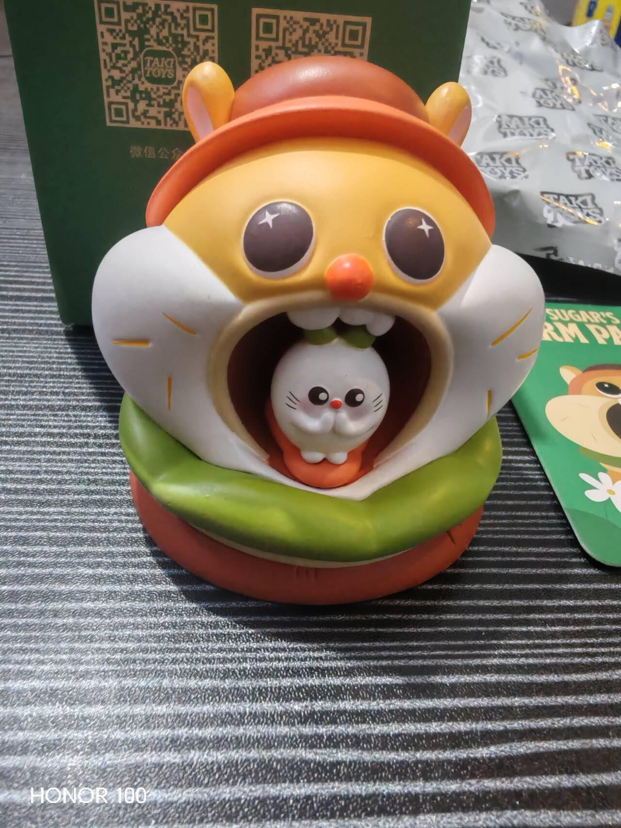 正版盲盒专场 SUGAR'S FARM PARTY（砂糖的农场派对） ​ - 出品方：TAKI TOYS ​ - 款式：贪吃鼠（VIVI） ​ - 尺寸：约 70mm，PVC 材质，表面带有细腻哑光质感