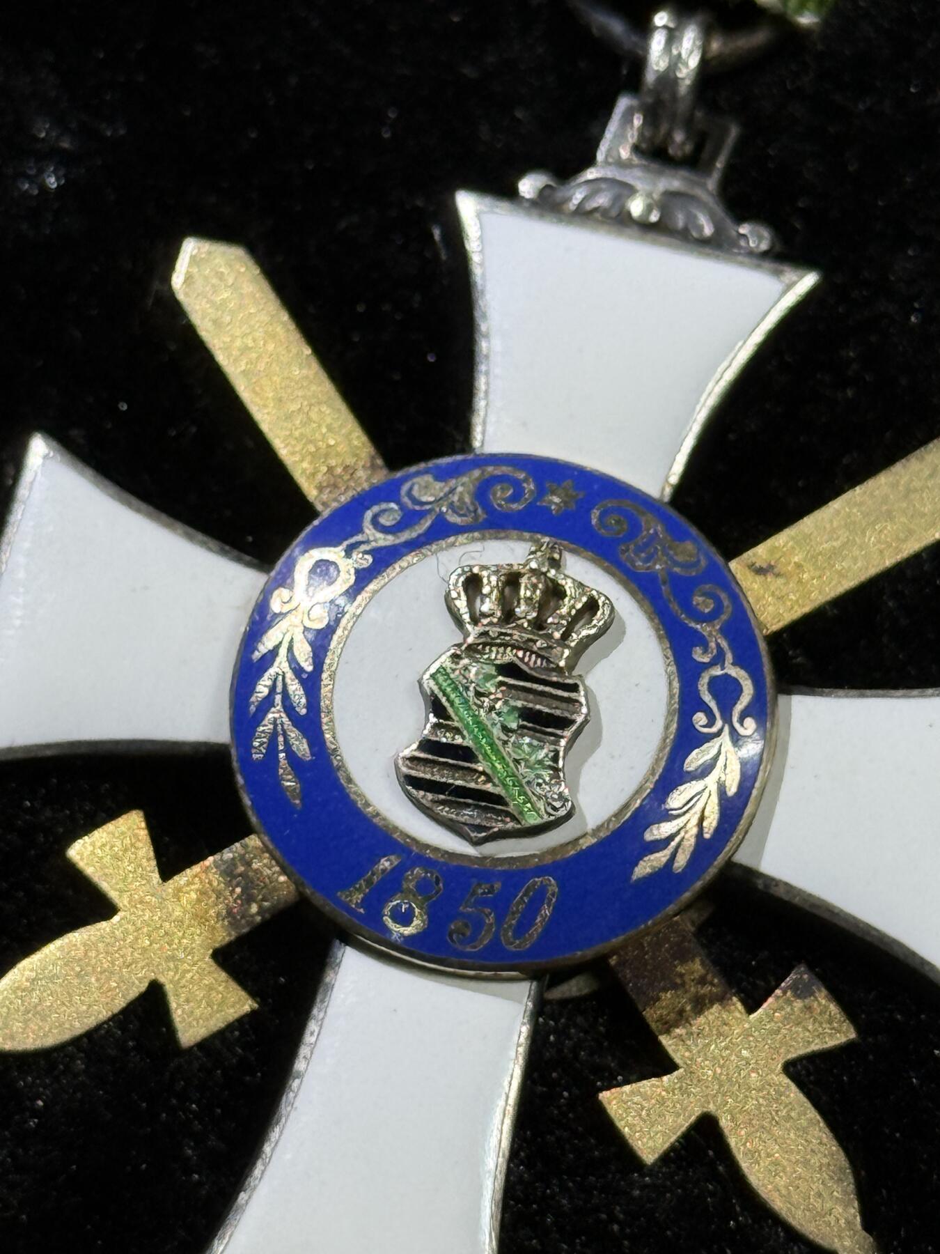 戎马世界章牌大赏，第112期 萨克森王国阿尔伯特勋章，军事版骑士二级，1850年12月31日由萨克森国王Frederick Augustus II设立，以纪念他的前任大公Albert III逝世350周年，1866年因普奥战争增加双剑，授予军事英勇功绩。