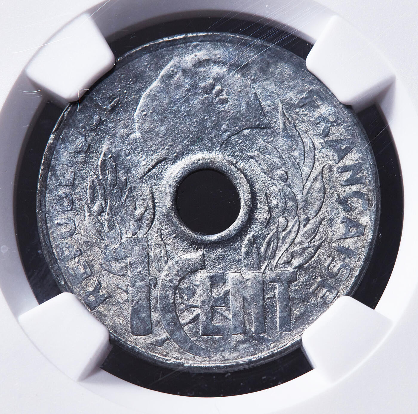 【俄甄集藏】2026年(050)04-01星期三 晚 19:30 全场包邮 法属印度支那1941年帽圈版中孔1分锌币，NGC MS63，原光品相，MS状态难得