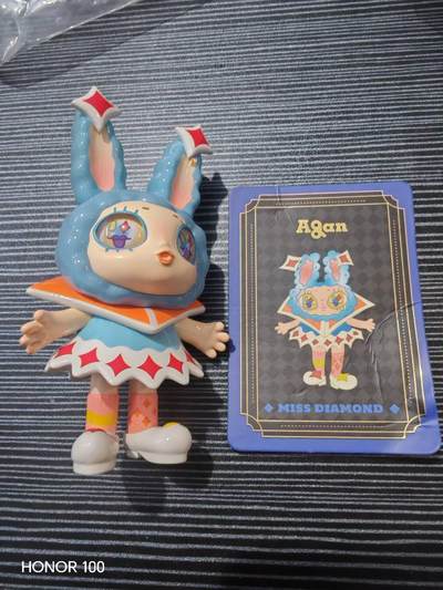 正版盲盒专场 - Agan 阿感 复古摩登系列 ​ - 出品方：寻找独角兽 ​ - 款式：钻石小姐（Miss Diamond） ​ - 尺寸：约 110mm，PVC 材质，表面为亮面珠光质感