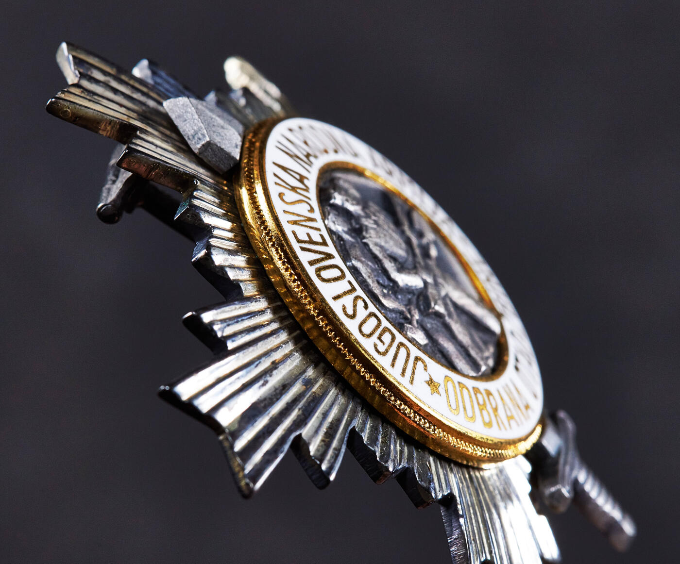 【俄甄集藏】2026年(050)04-01星期三 晚 19:30 全场包邮 南斯拉夫三级人民军勋章，银质局部珐琅，原盒带证，直径：68mm，重量：67.9克，盒体有老化开裂，见详图