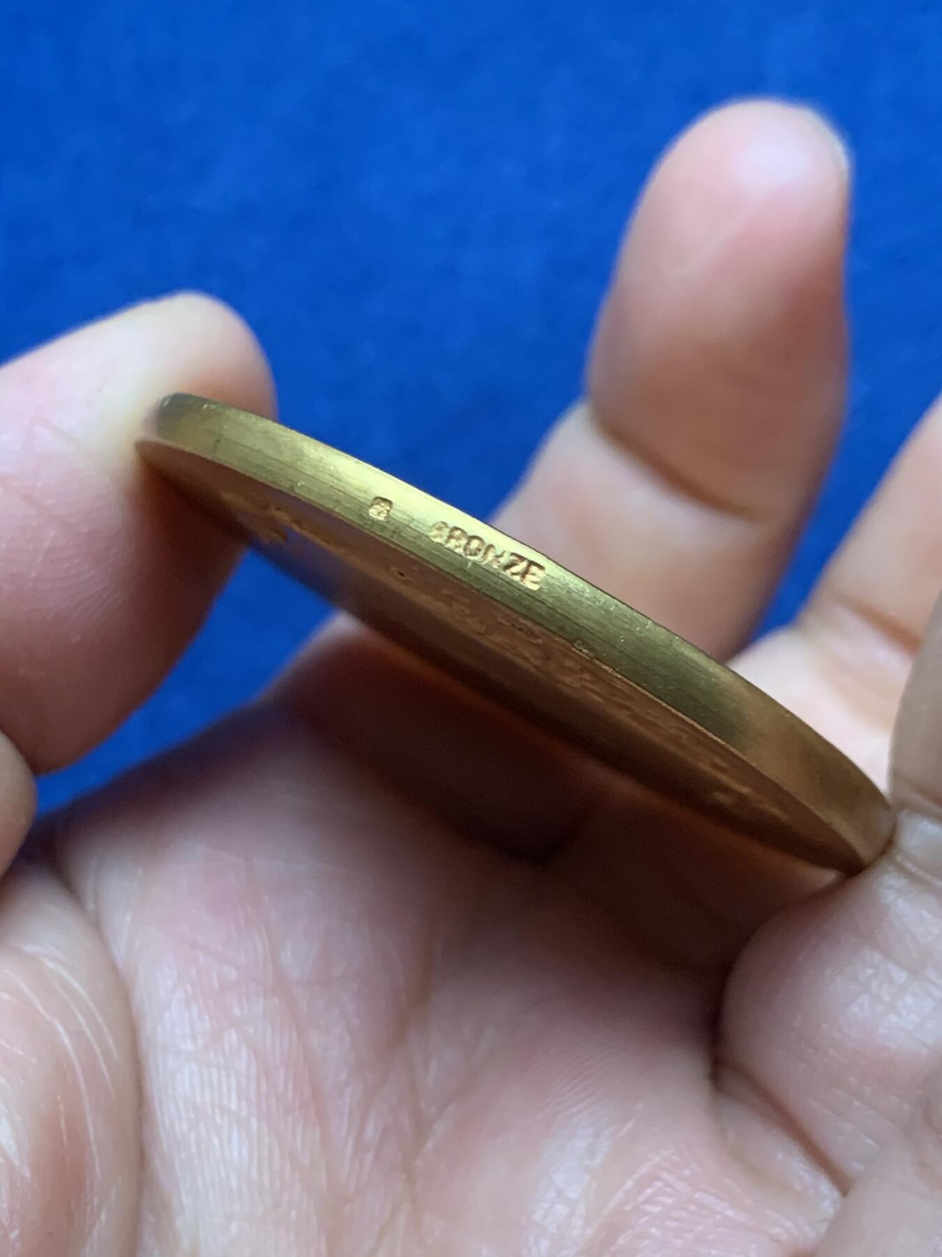 《竞宝斋》第473场 周日，周一 2场连拍 （全场包邮）欢迎送拍 1924年法国航空纪念镀金铜章 46.8克 45.4mm 正方形铜标