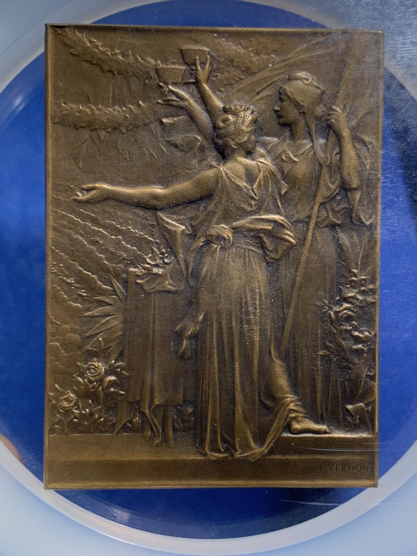 《竞宝斋》第473场 周日，周一 2场连拍 （全场包邮）欢迎送拍 NGC MS65BN 法国1900年杜伊勒里宫铜章，Vernon 经典名作，记录总统晚宴盛景，品相极美，加大加厚盒。