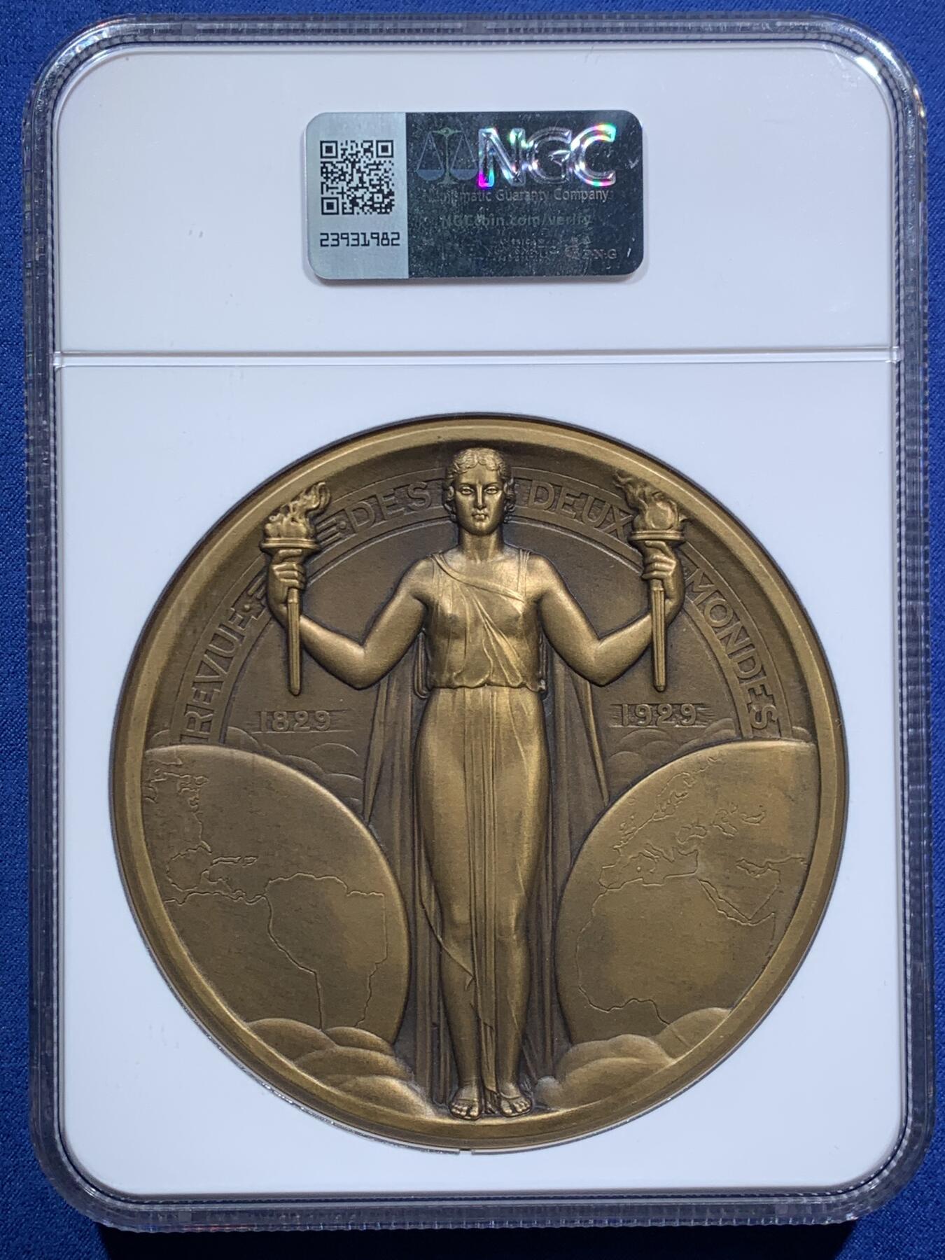 《竞宝斋》第473场 周日，周一 2场连拍 （全场包邮）欢迎送拍 NGC MS65BN 法国 “两世界评论” 创刊百年纪念大铜章，顶级品相 约98mm 重约450克 超大直径，加大加厚盒。3月11日最近记录550英镑成交 附图