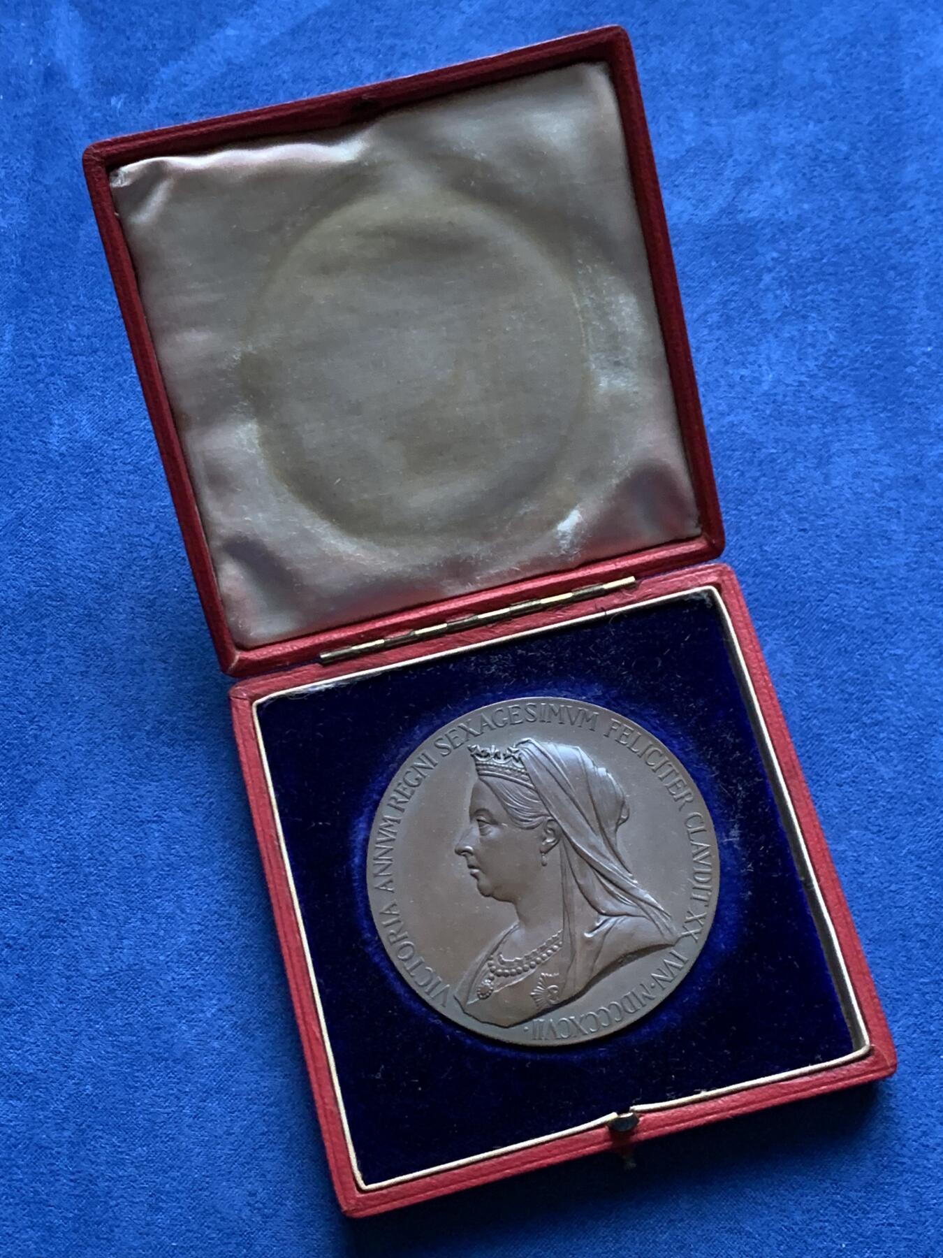 《竞宝斋》第473场 周日，周一 2场连拍 （全场包邮）欢迎送拍 英国1897年维多利亚女王登基60周年纪念大铜章，71.9克，55.2mm，原盒品相不错