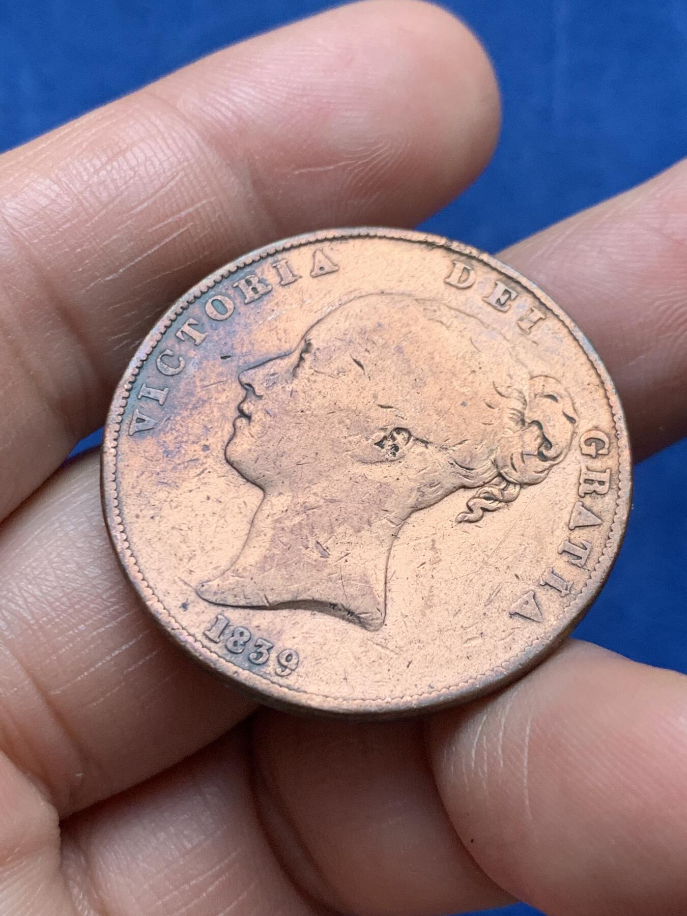 《竞宝斋》第474场 周日，周一 2场连拍 （全场包邮）欢迎送拍 英属马恩岛1839年维多利亚1便士大铜币 标志性三曲腿