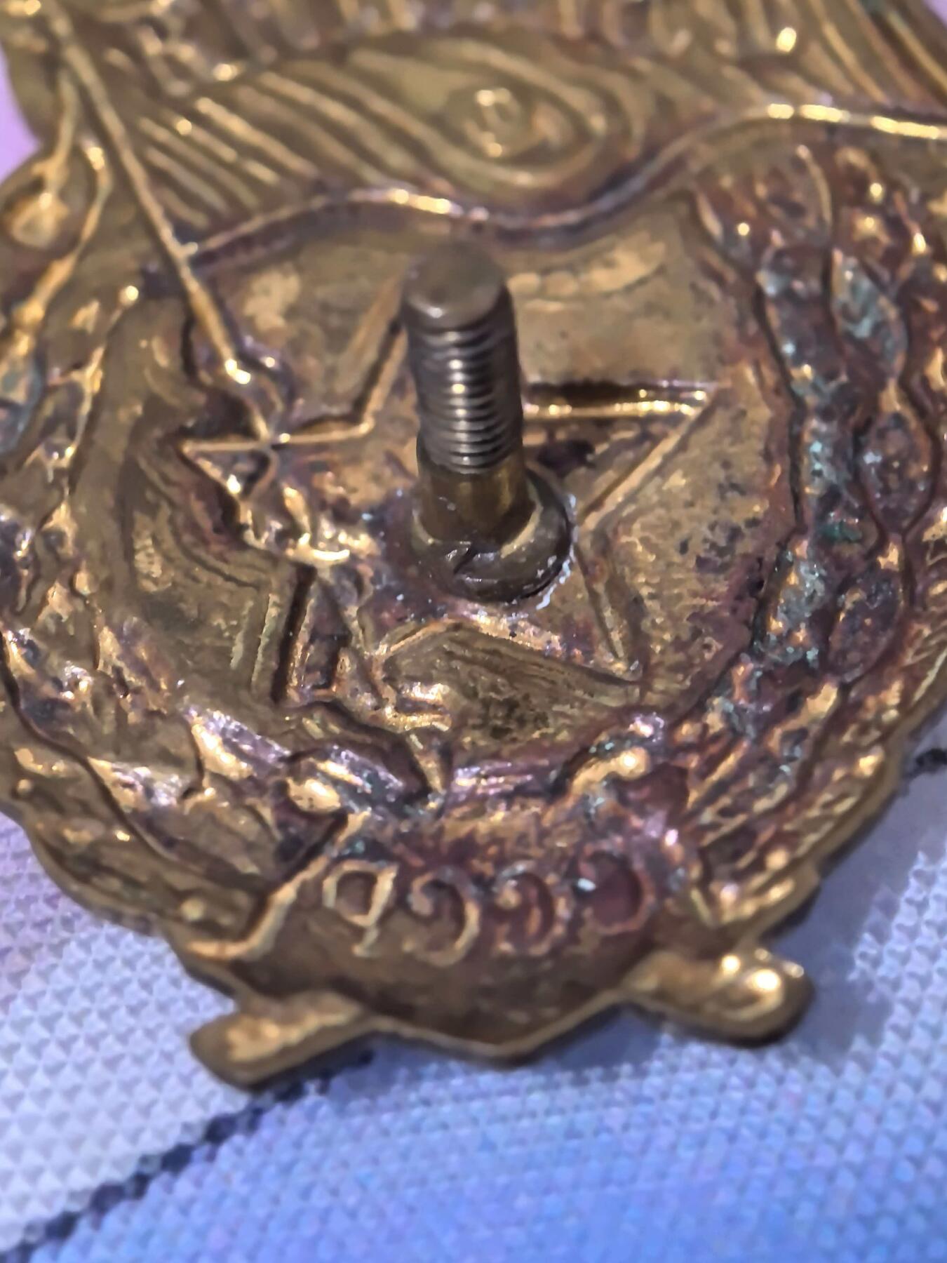 苏联勋章奖章拍卖 本次有亚捏，空军军服，国际运动员等好货 不要错过 3月20日晚上九点结束在麦稀奇 找不到的加我qq或者微信都是184277308备注苏章拍卖。 苏联近卫军徽章 看成色应该是早期铜质的 珐琅也比较好 难得的品相 盖子原配 列宁格勒造币厂