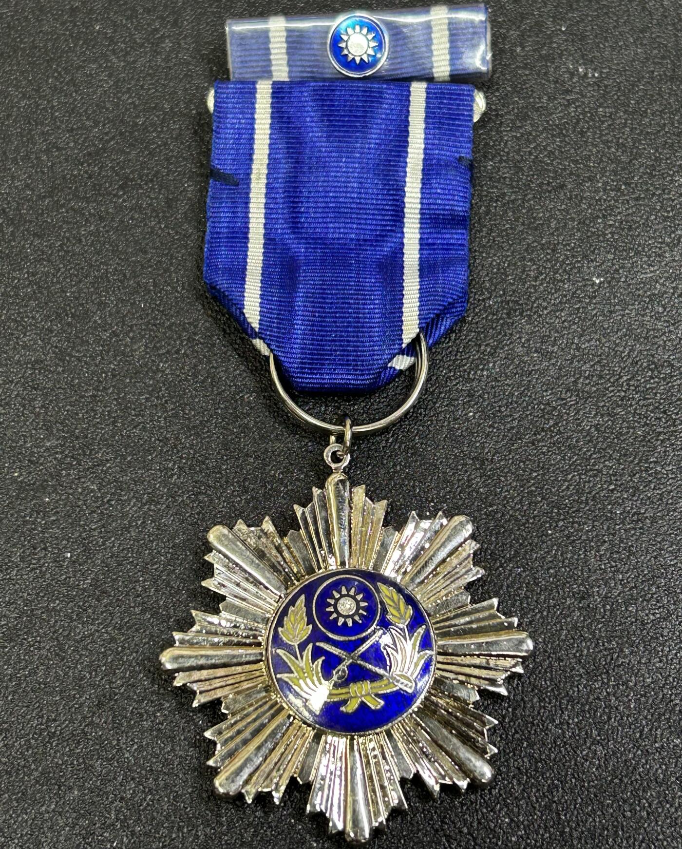 西秦中古拍卖第八十一期  民国陆光乙种奖章 带勋略 有编号 退台后