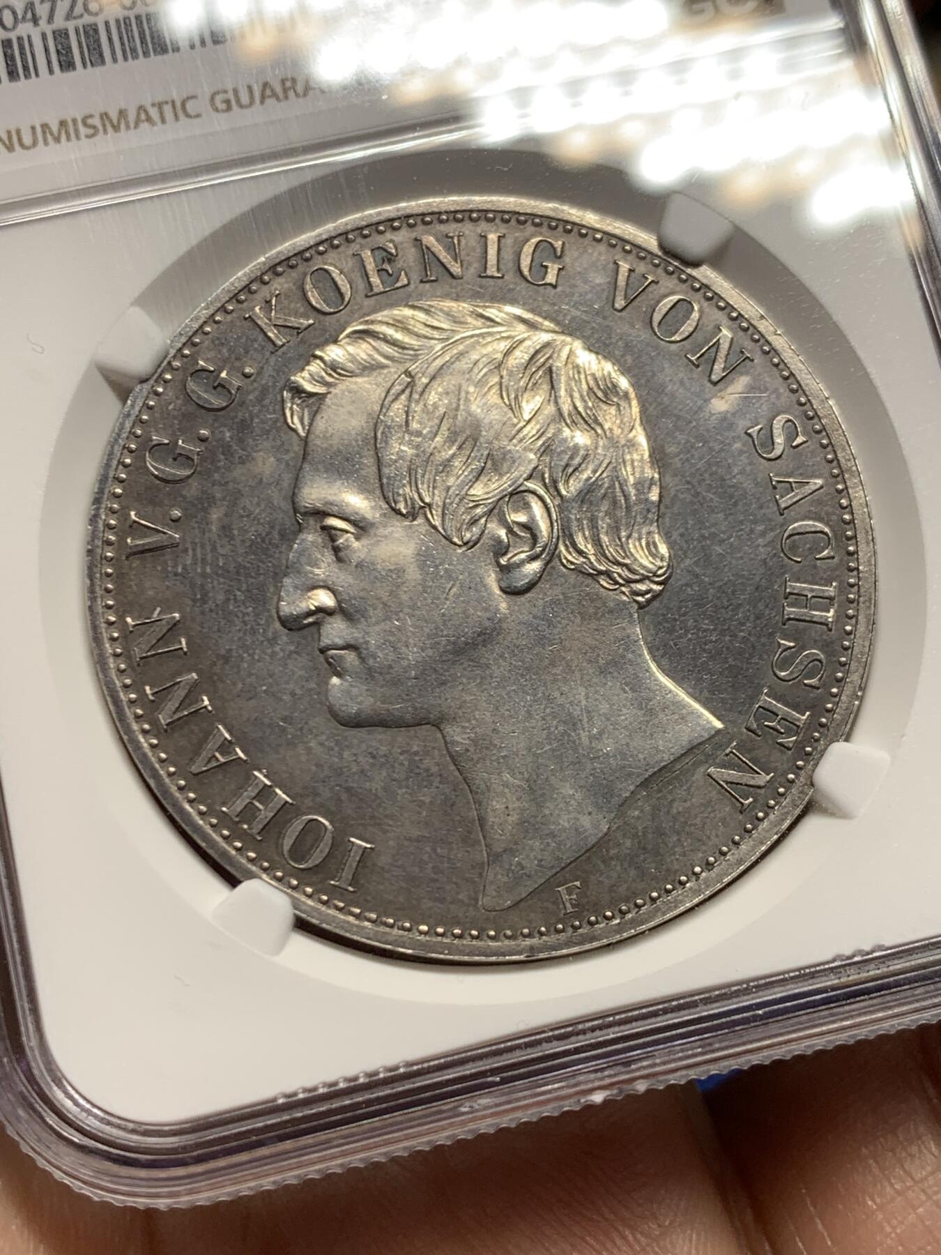 《竞宝斋》第474场 周日，周一 2场连拍 （全场包邮）欢迎送拍 2泰勒之王 NGC UNC 德国 1857年 萨克森王国 约翰一世 2泰勒银币 F版 发行量仅100枚 所有2泰勒里发行量最少的品种 2024年裸币近7万成交 F厂比B版少很多