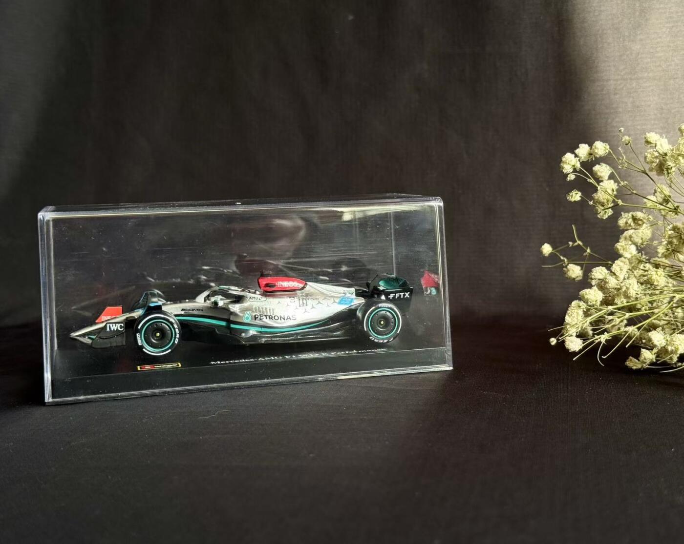 零元拍：银色墨迹配银箭！梅赛德斯奔驰马石油车队首席车手乔治-拉塞尔亲签1:43Mercedes-AMG F1 W13 E Performance巴西站职业生涯分站赛首冠冠军车模型！