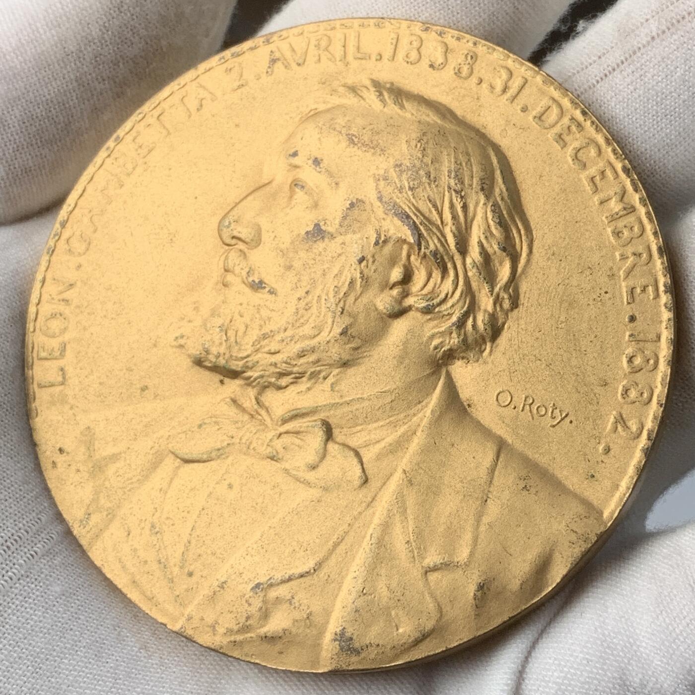 掌中浮雕-藏着的欧洲第056场 1882年法国政治家莱昂·甘必大（Léon Gambetta）逝世纪念镀金铜章，68mm，大师罗蒂作品