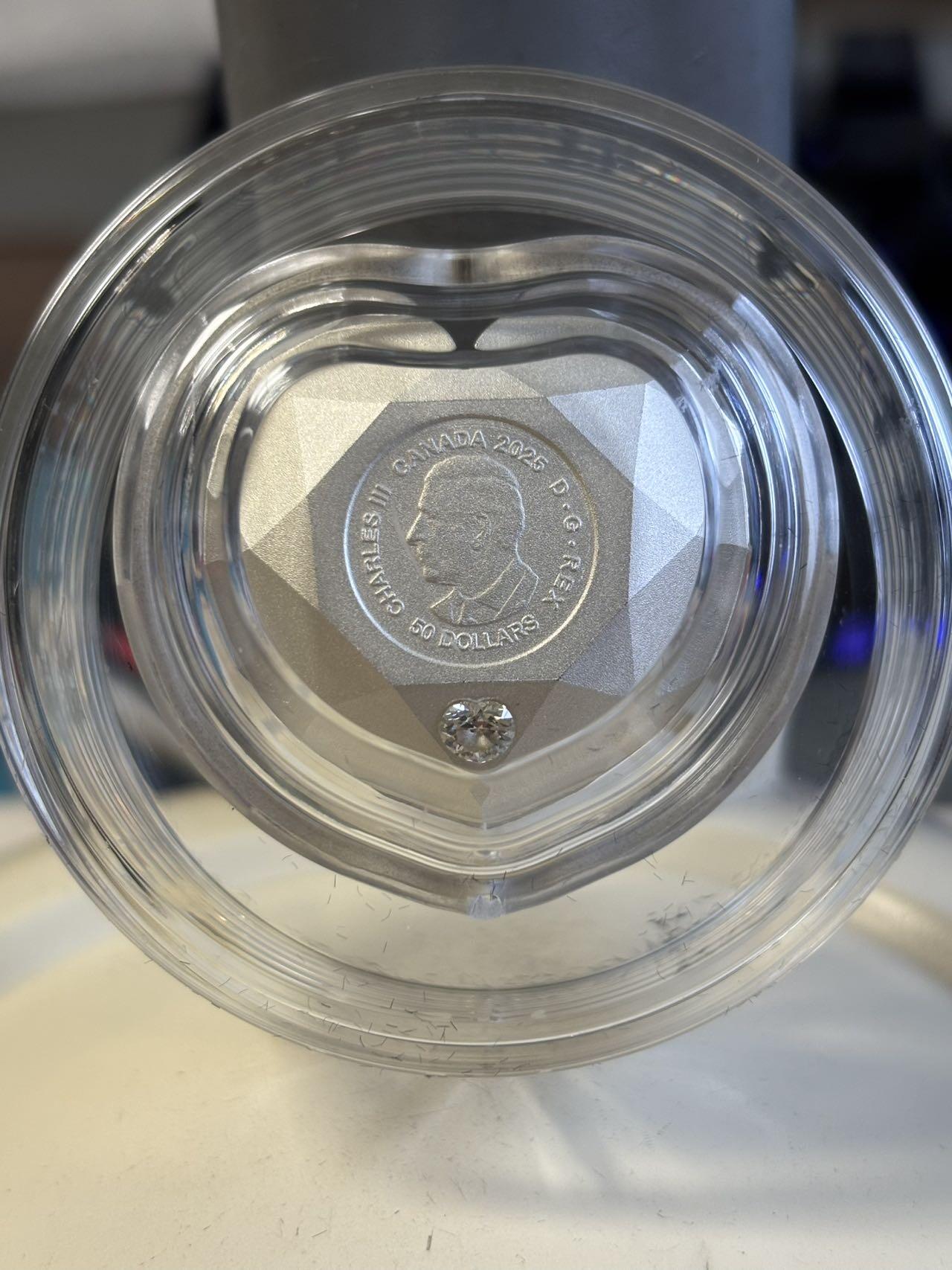 第195期拍卖 加拿大2025年永恒印记5镶嵌天然心形钻石磨砂纪念银币，9999银+0.23克拉天然钻石，78.95克，发行600枚