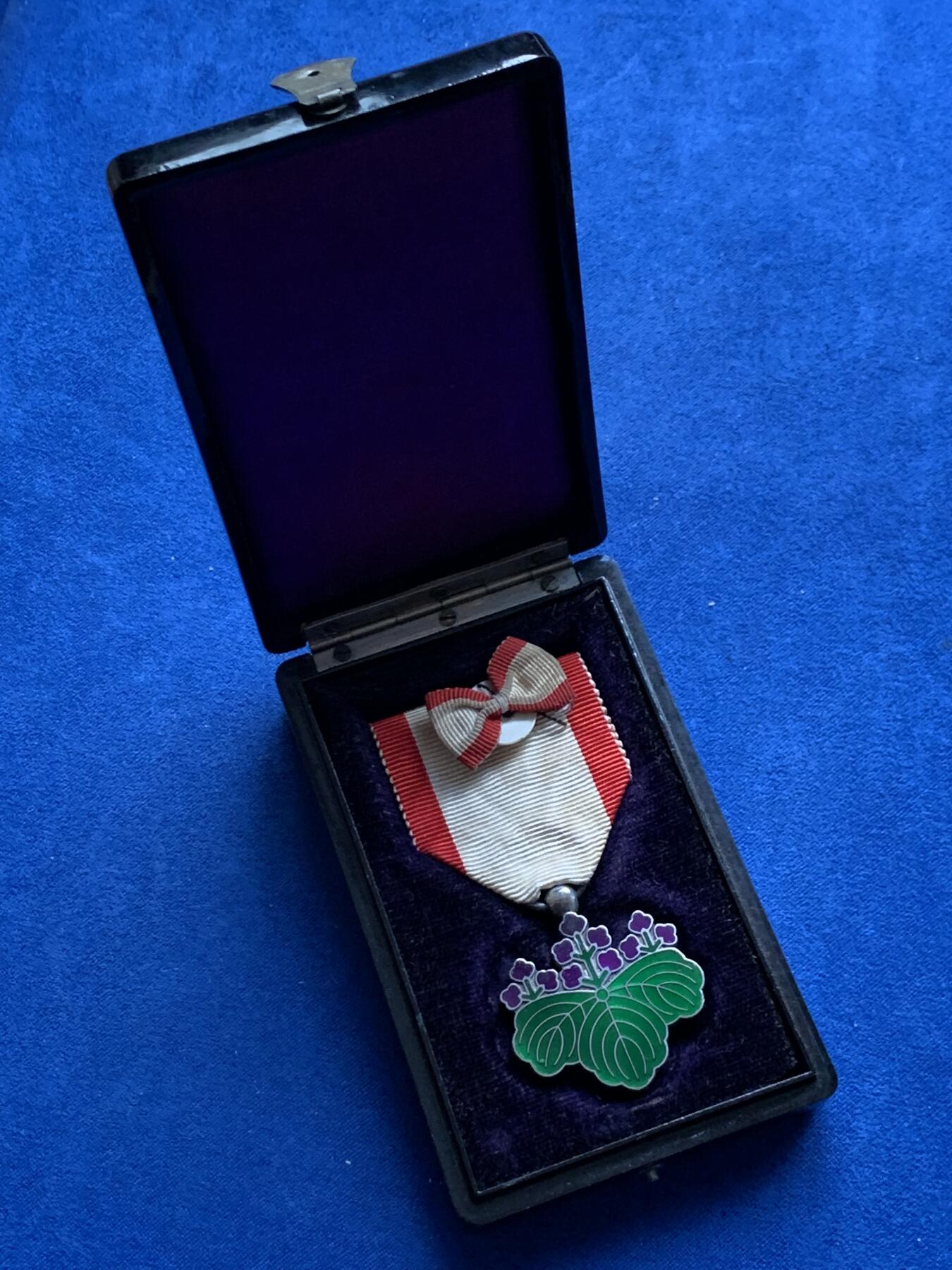 《竞宝斋》第474场 周日，周一 2场连拍 （全场包邮）欢迎送拍 美品 明治时期七等青叶章银制带盒略 章总重20.1克