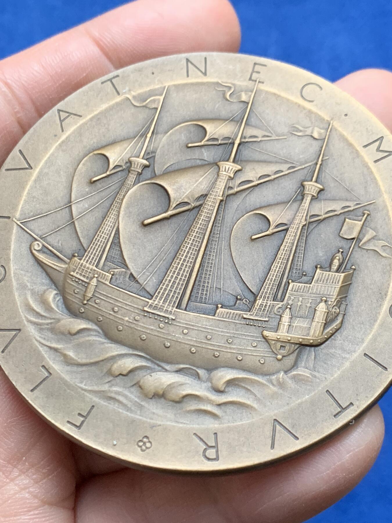 《竞宝斋》第474场 周日，周一 2场连拍 （全场包邮）欢迎送拍 名家JC Chaplain作1895年巴黎大学建校680周年纪念大铜章 原铸 稀有 108.3克 65.3mm 丰饶角铜标