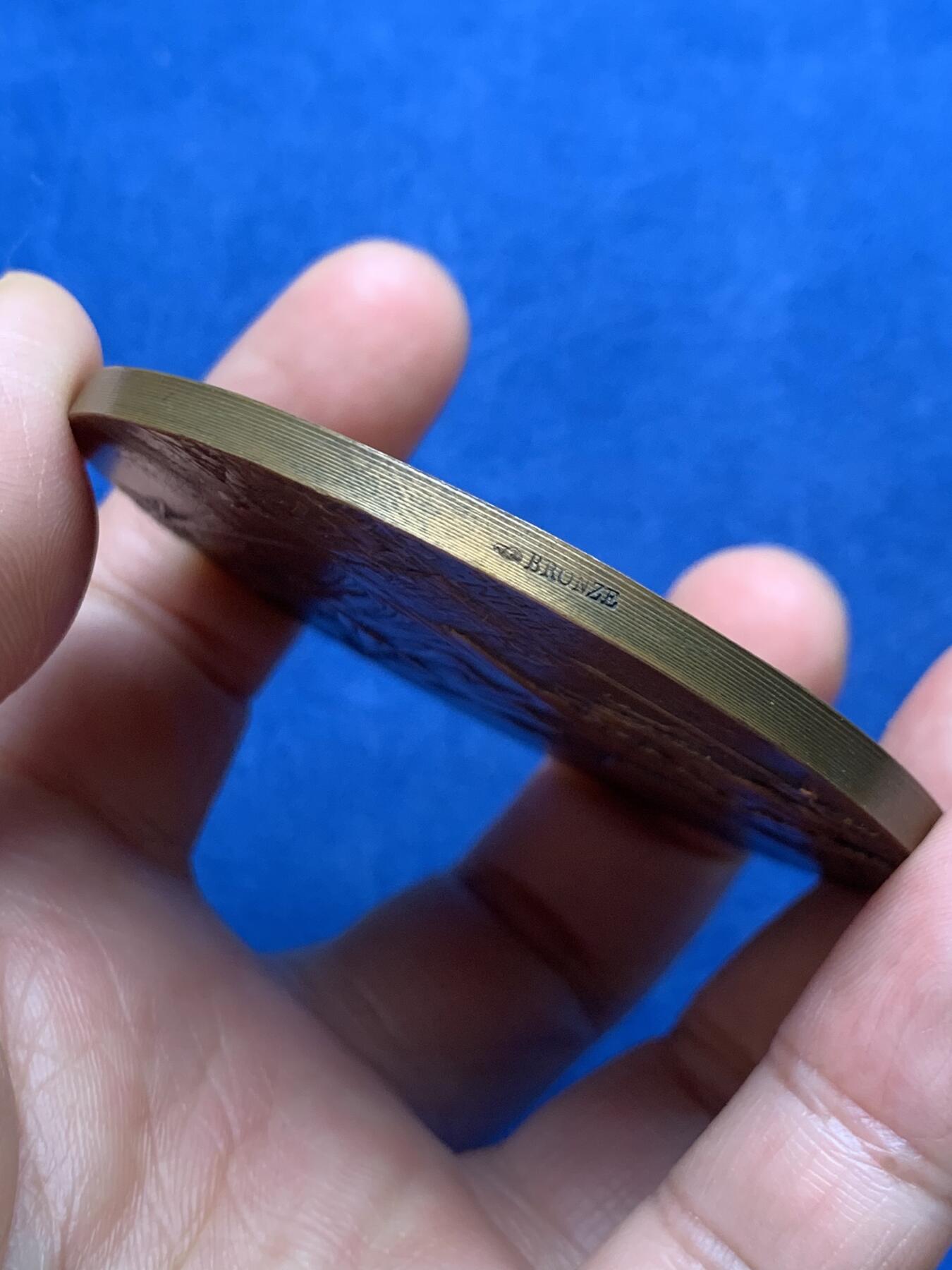 《竞宝斋》第474场 周日，周一 2场连拍 （全场包邮）欢迎送拍 1916年名家CH.Pillet作法国凡尔登战役纪念大铜章 138克 67.4mm 丰饶角铜标