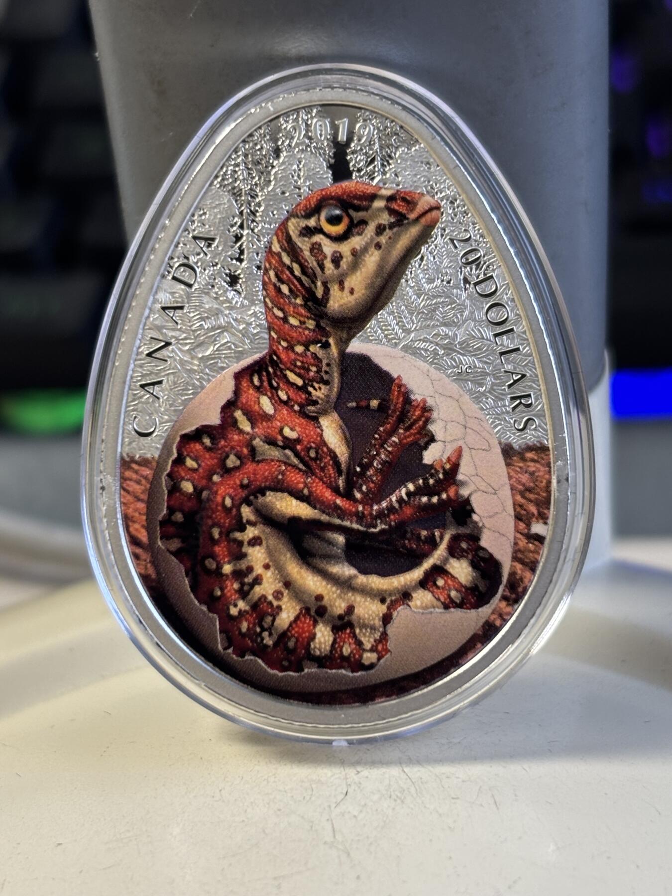 第195期拍卖 加拿大2019年恐龙蛋鸭嘴龙夜光1盎司纪念银币，9999银，发行4000枚