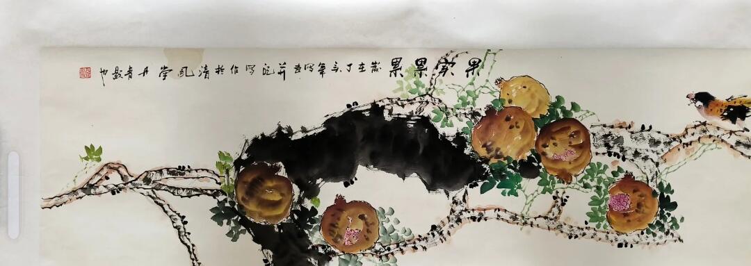 宋太祖赵匡胤第三十六代嫡孙 赵丹青 果实累累国画（保真）1959年生于上海，祖籍9浙江诸暨，宋太祖赵匡胤第三十六代嫡系 ，北京美协会员、北京花鸟画协会会员、北京齐派花鸟画研究会会员、中国书画家联谊会会员、北京圆明画苑签约画家 ，国际青年易经学会会员、香港中美易经学会会员、中华周易学会理事、澳大利亚周易研究会副会长。（尺寸:136*35，已托底）