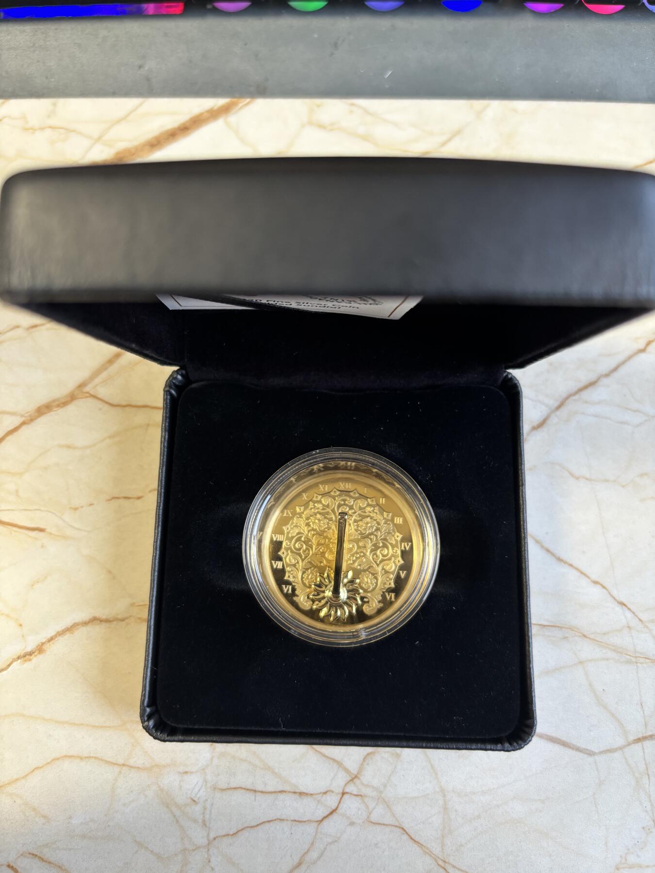 第195期拍卖 加拿大2025年日晷1盎司双面镀金异形精制纪念银币，9999银镀金，发行5500枚