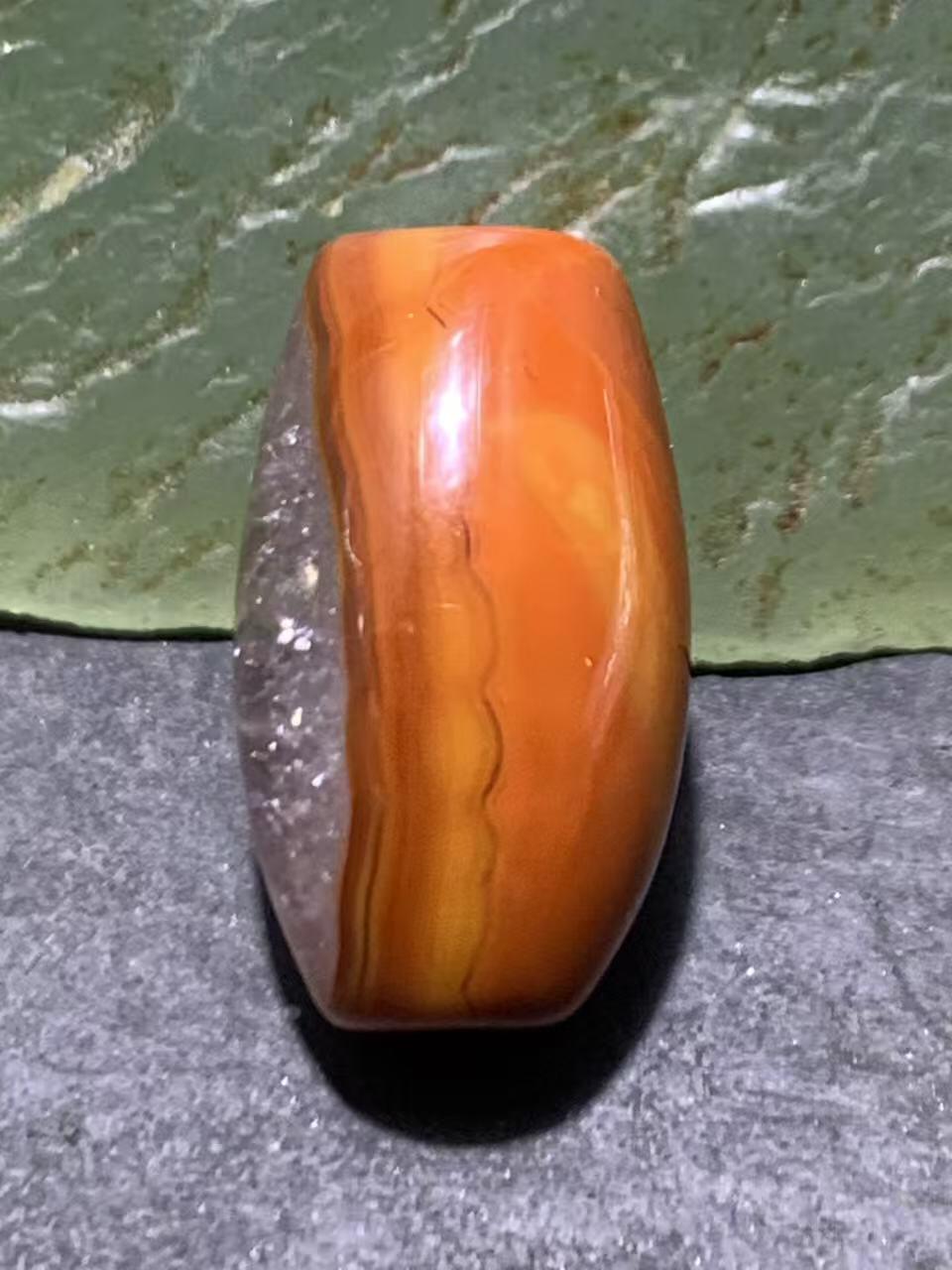 精美冰飘战国红玛瑙随形桶珠一颗