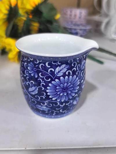 景德镇青花缠枝花卉杯，手工手绘，蓝底白花，画工细腻，出水顺畅，断水好。陶瓷材质，容量约150ml - 景德镇青花缠枝花卉杯，手工手绘，蓝底白花，画工细腻，出水顺畅，断水好。陶瓷材质，容量约150ml
