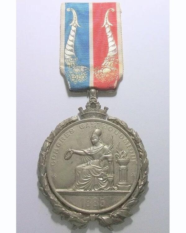 【艺术】法国艺术大章1885年 女神坐人带花环 高浮雕精制超大镀银章 带绶带 83MM 175克