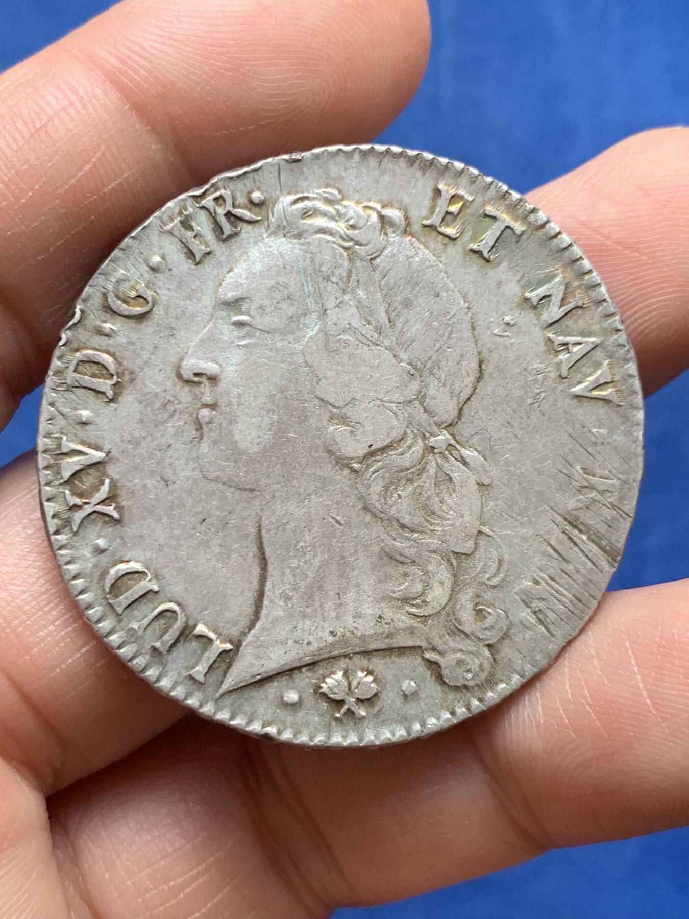 《竞宝斋》第474场 周日，周一 2场连拍 （全场包邮）欢迎送拍 法国1761年路易十五1埃居大银币，深打带彩光，状态很好