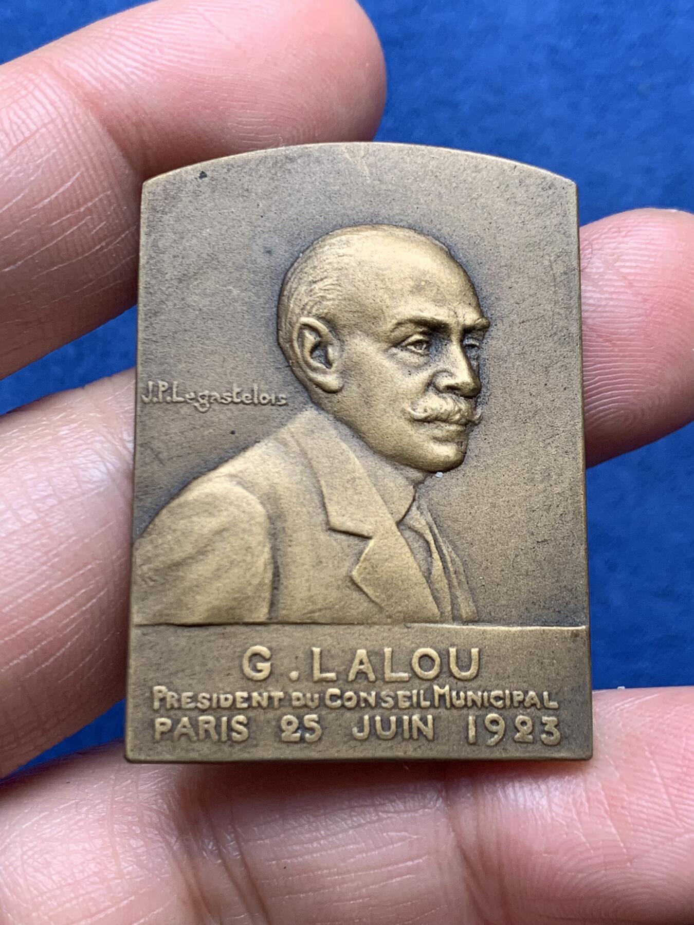 《竞宝斋》第474场 周日，周一 2场连拍 （全场包邮）欢迎送拍 1924年巴黎市议会主席乔治·拉卢方型纪念铜章 29.5克 30.1*42.1mm 丰饶角铜标