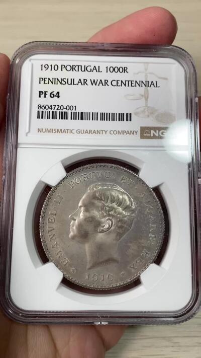 万国钱币拍卖第063期 NGC PF64 1910年葡萄牙艾曼纽尔二世半岛战争百年纪念1000瑞斯大银 正面为葡萄牙末代国王艾曼纽尔二世 背面雄狮护盾 一门火炮穿插其中 尽显王者风范 镜面底板在紫罗兰五彩的加持下光彩夺目 实物上手惊艳 葡萄牙任何精制币都极其罕见 大银主币更是难得 此枚NP评级记录均为个位数 错过难再的顶级葡系藏品 HA一月64CAM成交价约合人民币6万元