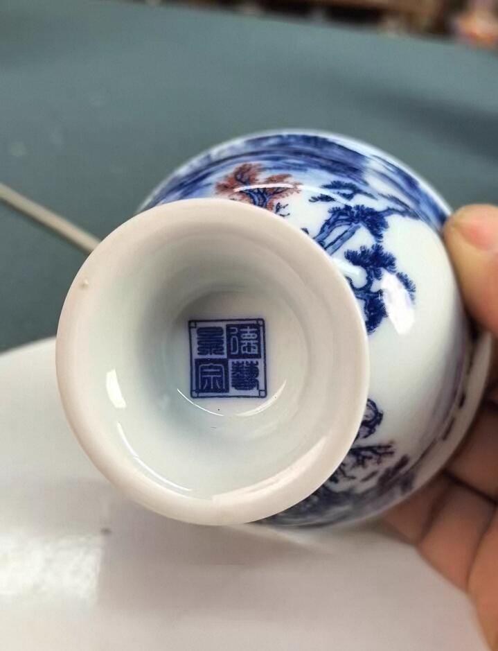 富春山居图高脚主人杯，景德镇陶瓷，青花釉下彩绘， 容量约100毫升，高度约6厘米，口径约8.8厘米。