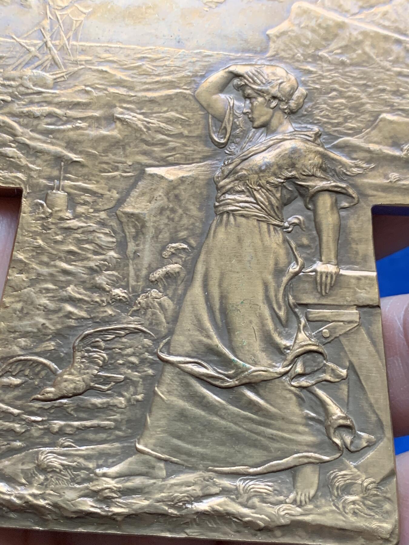 《竞宝斋》第474场 周日，周一 2场连拍 （全场包邮）欢迎送拍 法国著名雕塑家与奖章艺术家（乔治.亨利.普吕多姆）创作的异形大铜章，题名：《Veuves des Marine 海员的遗孀》又名《寡妇》，法国克利夫兰艺术博物馆有同款馆藏，有背景作品讲解。书刊记载。稀有品种，首见品。值得珍藏。直径：75.8mm*68.8mm，重：201.9克，1980丰饶角铜标。表面有上漆工艺