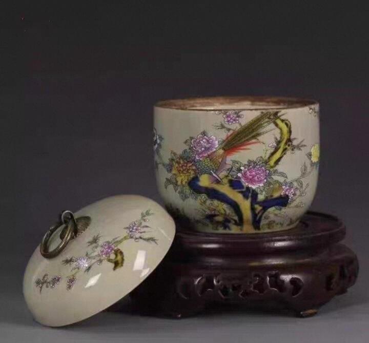 清雍正年制富贵锦鸡图茶叶罐 景德镇瓷器收藏品，数量有限先到先得 。 直径10.5厘米，底径7.5厘米，高11.5厘米，做工精良，即能装茶叶，又能当摆件，很漂亮