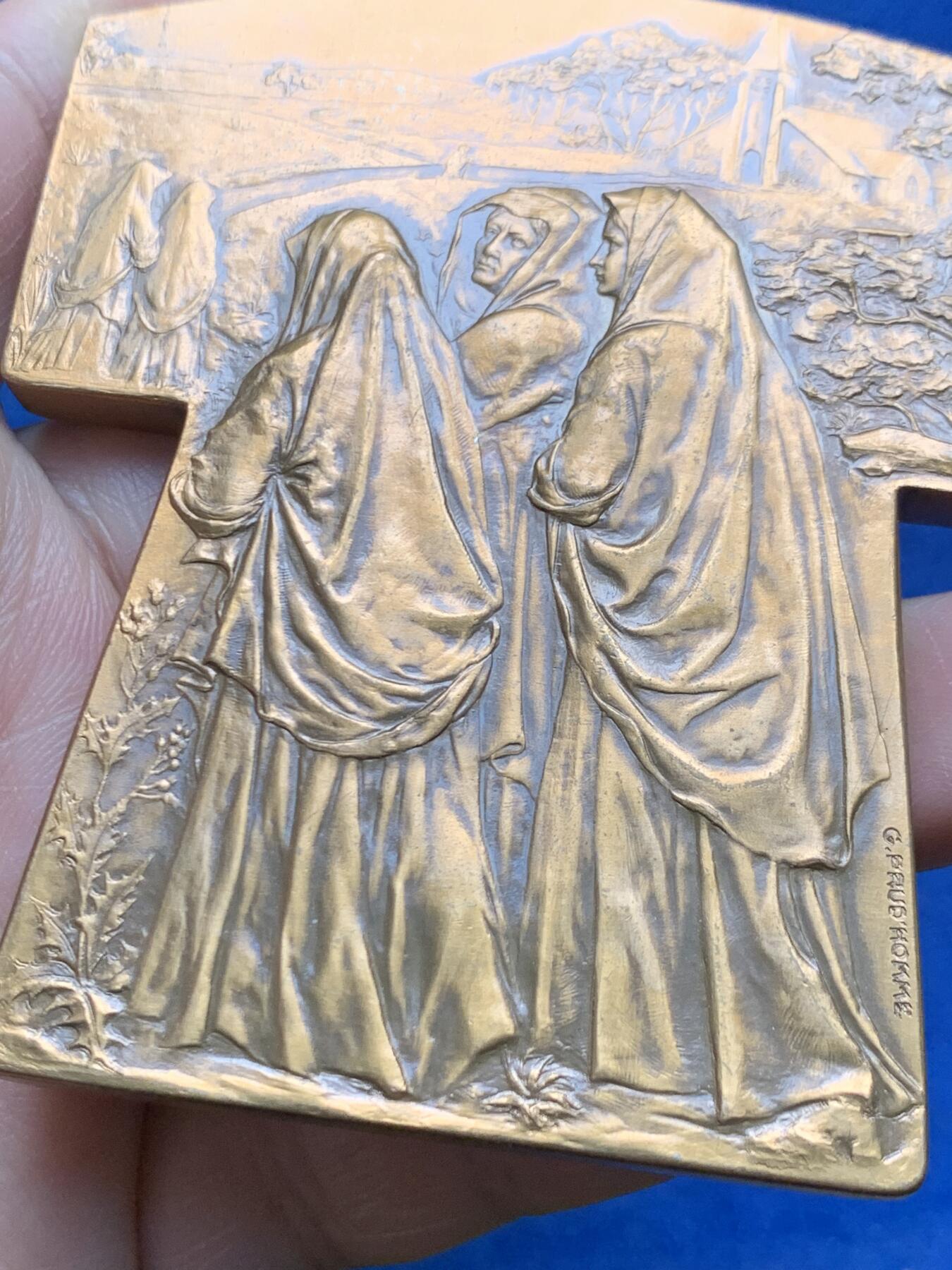 《竞宝斋》第474场 周日，周一 2场连拍 （全场包邮）欢迎送拍 法国著名雕塑家与奖章艺术家（乔治.亨利.普吕多姆）创作的异形大铜章，题名：《Veuves des Marine 海员的遗孀》又名《寡妇》，法国克利夫兰艺术博物馆有同款馆藏，有背景作品讲解。书刊记载。稀有品种，首见品。值得珍藏。直径：75.8mm*68.8mm，重：201.9克，1980丰饶角铜标。表面有上漆工艺