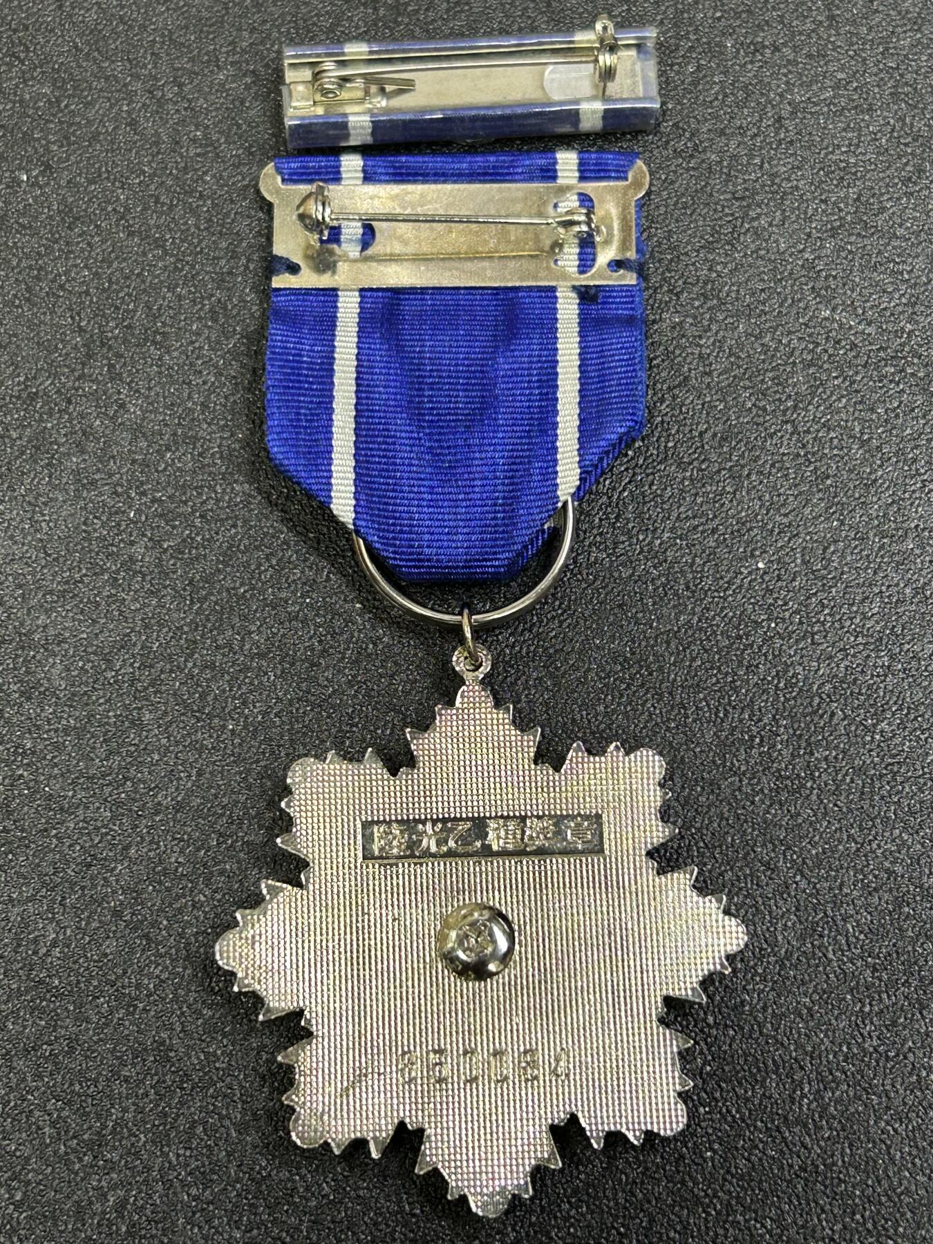 西秦中古拍卖第八十一期  民国陆光乙种奖章 带勋略 有编号 退台后