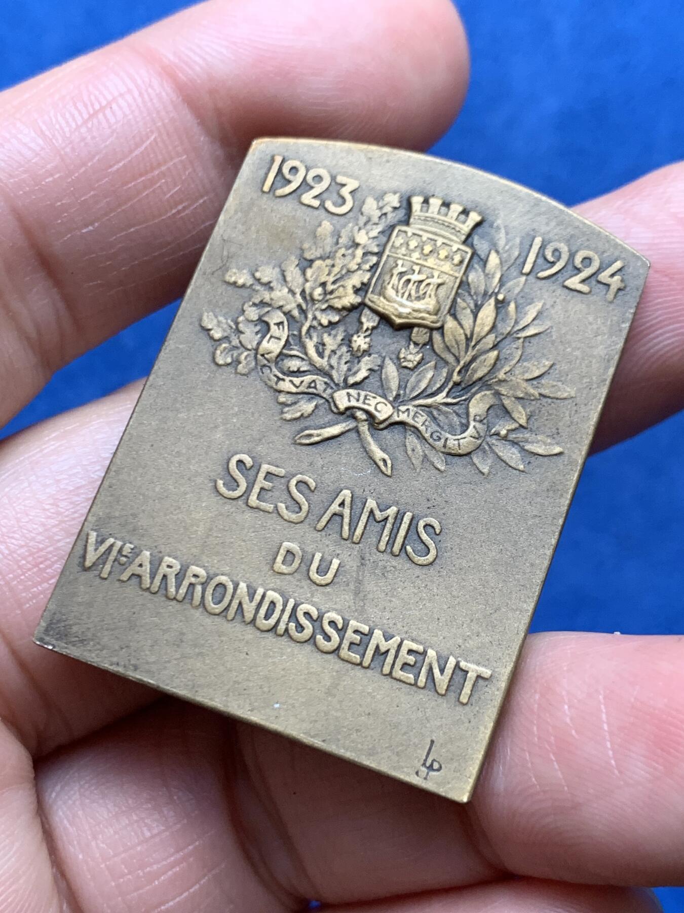 《竞宝斋》第474场 周日，周一 2场连拍 （全场包邮）欢迎送拍 1924年巴黎市议会主席乔治·拉卢方型纪念铜章 29.5克 30.1*42.1mm 丰饶角铜标