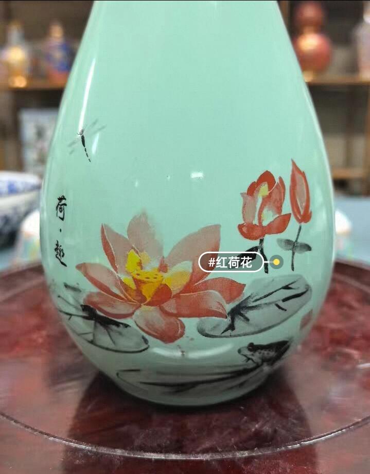 景德镇陶瓷，影青釉，荷趣水滴瓶。内口径2厘米，可以插只把的花。瓶高29厘米，肚经10厘米