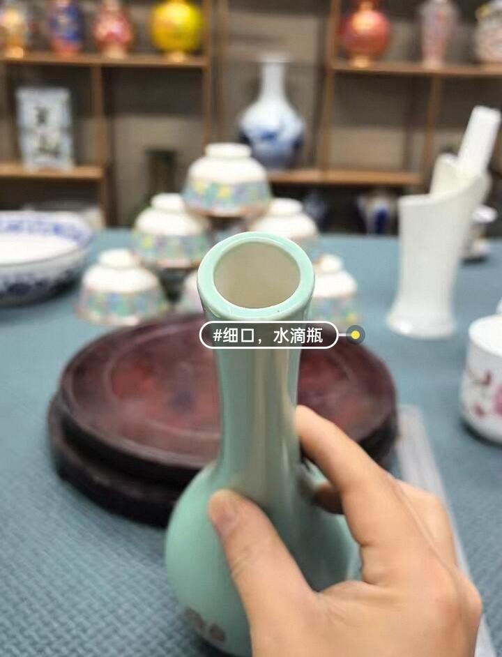 景德镇陶瓷，影青釉，荷趣水滴瓶。内口径2厘米，可以插只把的花。瓶高29厘米，肚经10厘米