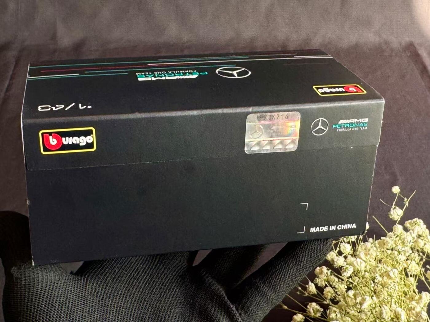 零元拍：银色墨迹配银箭！梅赛德斯奔驰马石油车队首席车手乔治-拉塞尔亲签1:43Mercedes-AMG F1 W13 E Performance巴西站职业生涯分站赛首冠冠军车模型！