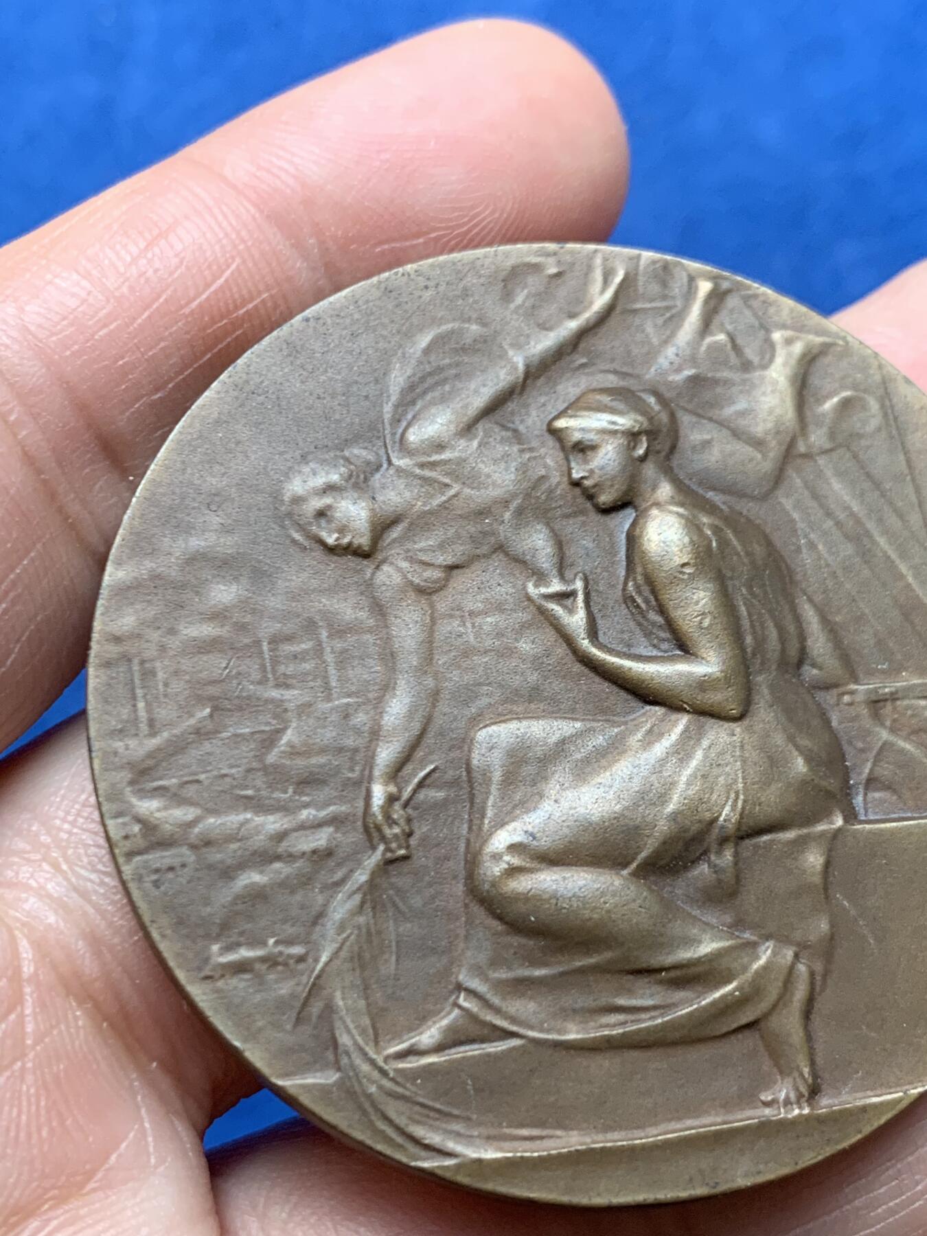 《竞宝斋》第474场 周日，周一 2场连拍 （全场包邮）欢迎送拍 法国巴黎建筑协会铜章 55.6克 49.2mm 三角边铭