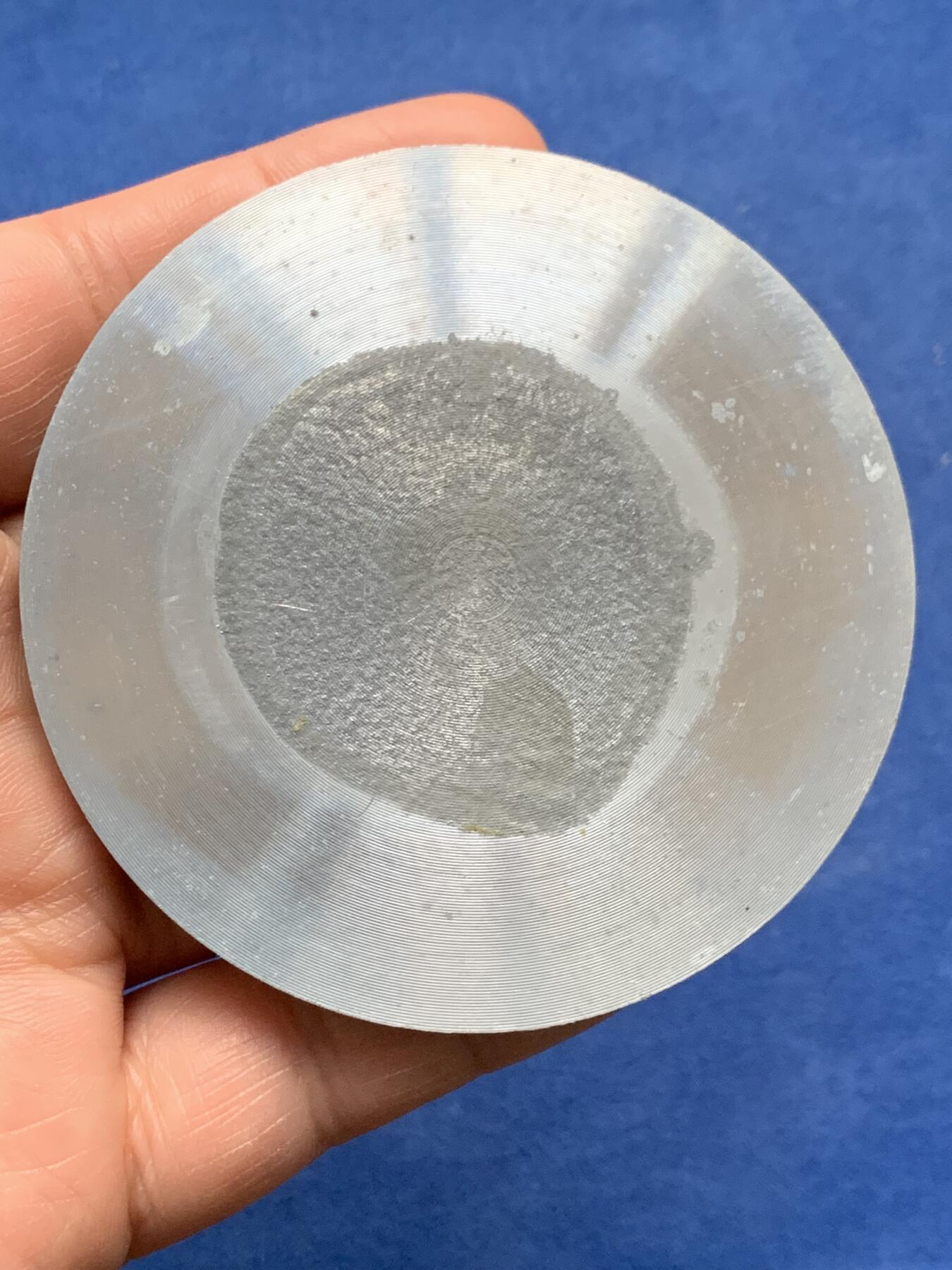 《竞宝斋》第474场 周日，周一 2场连拍 （全场包邮）欢迎送拍 万里长城留念纪念章石牌摆件，尺寸152mm*110mm，单面章，直径73mm，工美大师郭效儒设计，章表面有签名，感觉为80年代作品，年代久远胶干涸脱落，自行黏合即可，少见，有原盒。