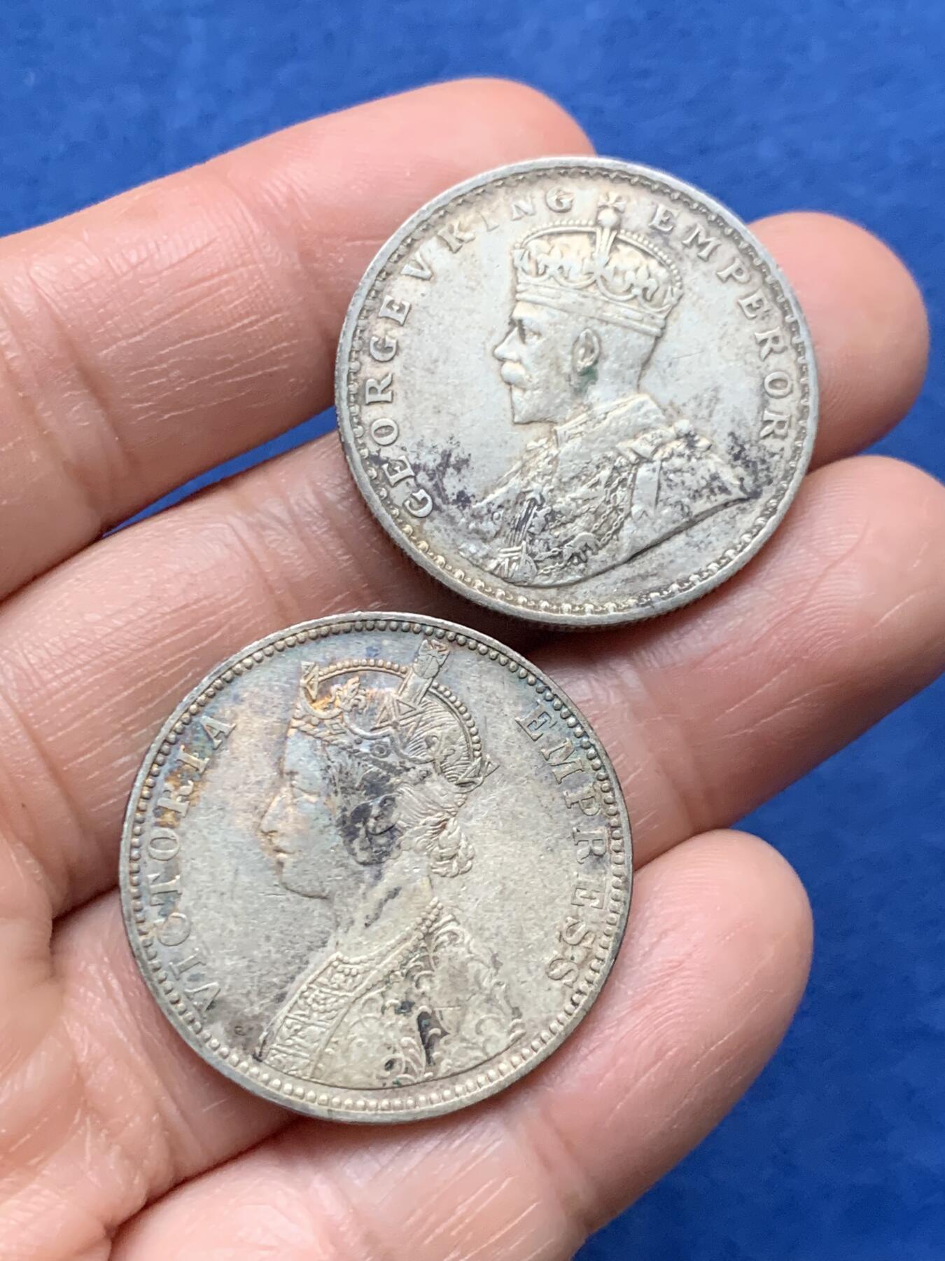 《竞宝斋》第474场 周日，周一 2场连拍 （全场包邮）欢迎送拍 两枚一组 英属印度1卢比银币 1911年乔治五世+1889年维多利亚 总重23.15克
