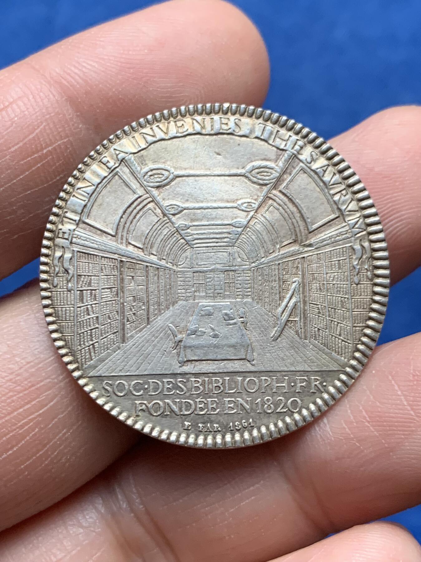 《竞宝斋》第474场 周日，周一 2场连拍 （全场包邮）欢迎送拍 法国1820年巴黎图书馆纪念银章，好品，但是背面有一戳导致章体轻微不平，9.7克，34.7mm