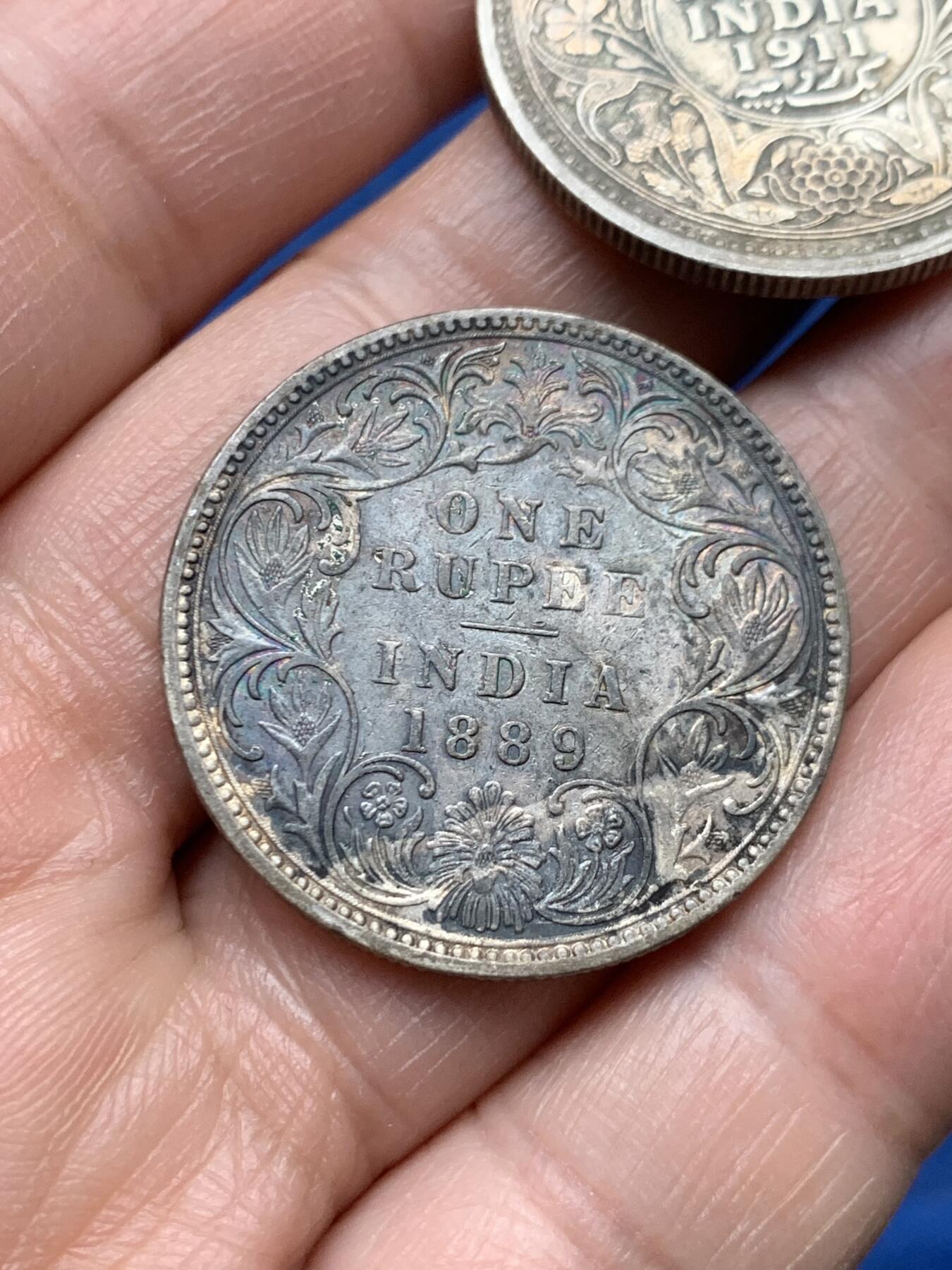 《竞宝斋》第474场 周日，周一 2场连拍 （全场包邮）欢迎送拍 两枚一组 英属印度1卢比银币 1911年乔治五世+1889年维多利亚 总重23.15克