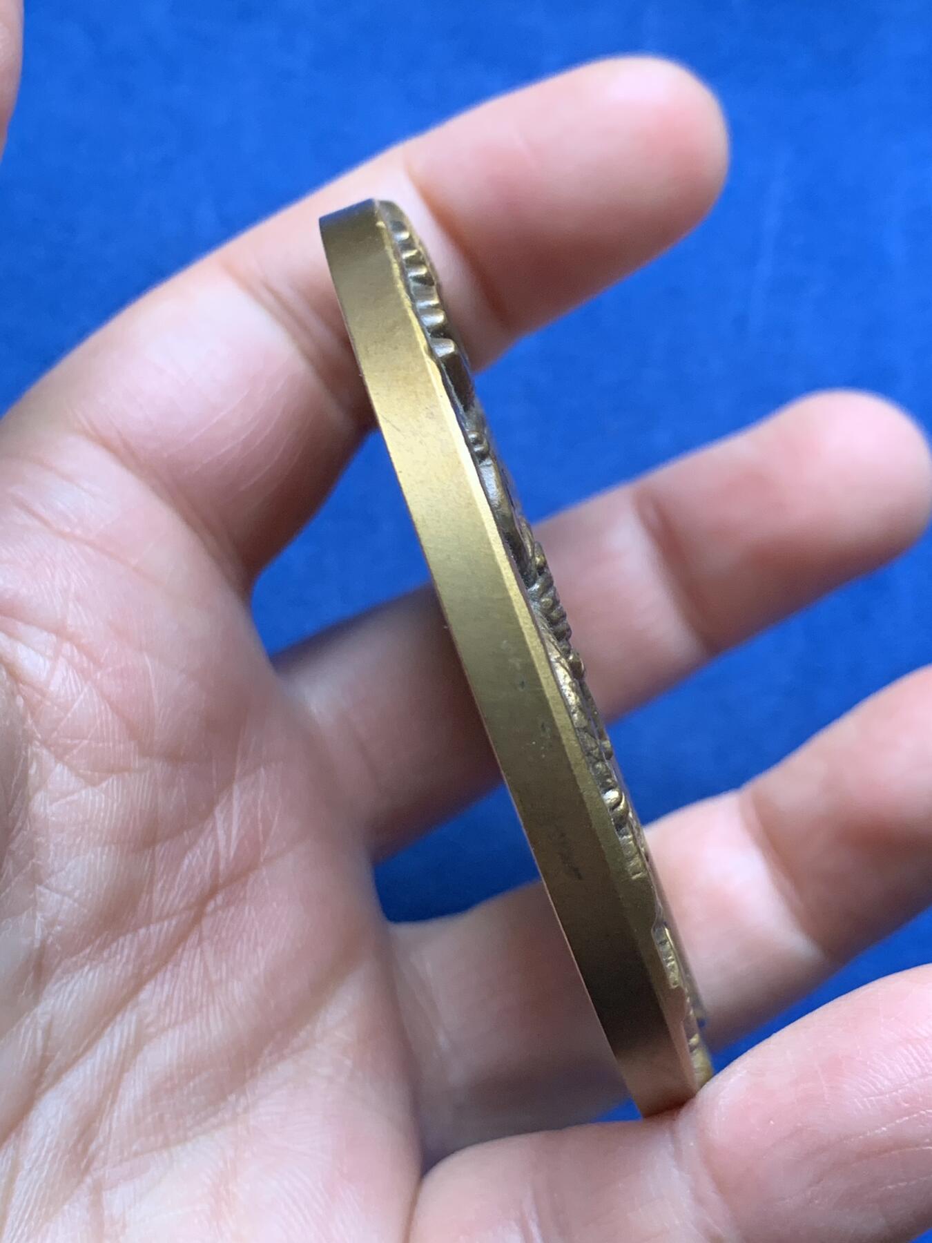 《竞宝斋》第474场 周日，周一 2场连拍 （全场包邮）欢迎送拍 天主教教会单面大铜章 188克 68.9mm