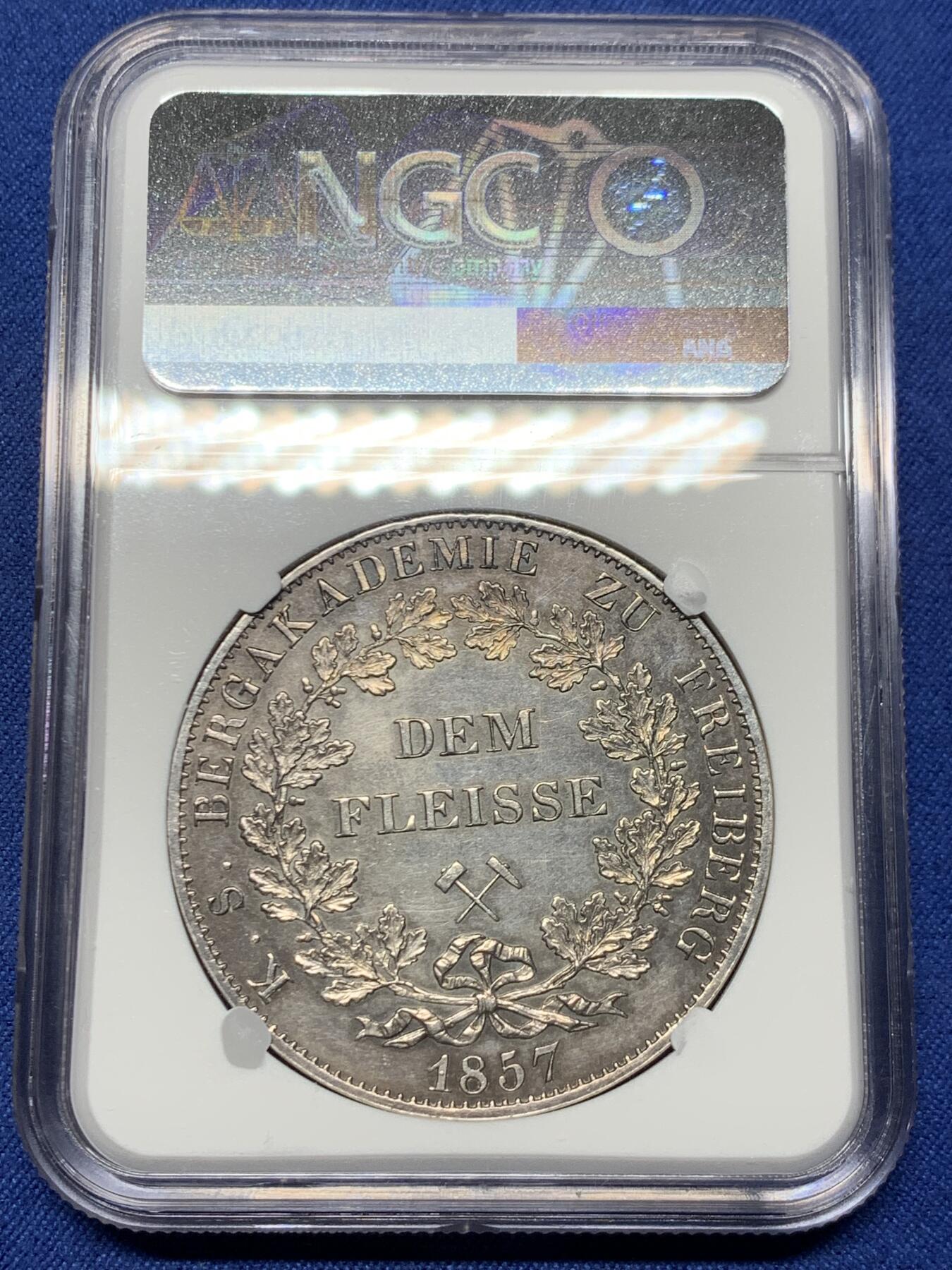 《竞宝斋》第474场 周日，周一 2场连拍 （全场包邮）欢迎送拍 2泰勒之王 NGC UNC 德国 1857年 萨克森王国 约翰一世 2泰勒银币 F版 发行量仅100枚 所有2泰勒里发行量最少的品种 2024年裸币近7万成交 F厂比B版少很多